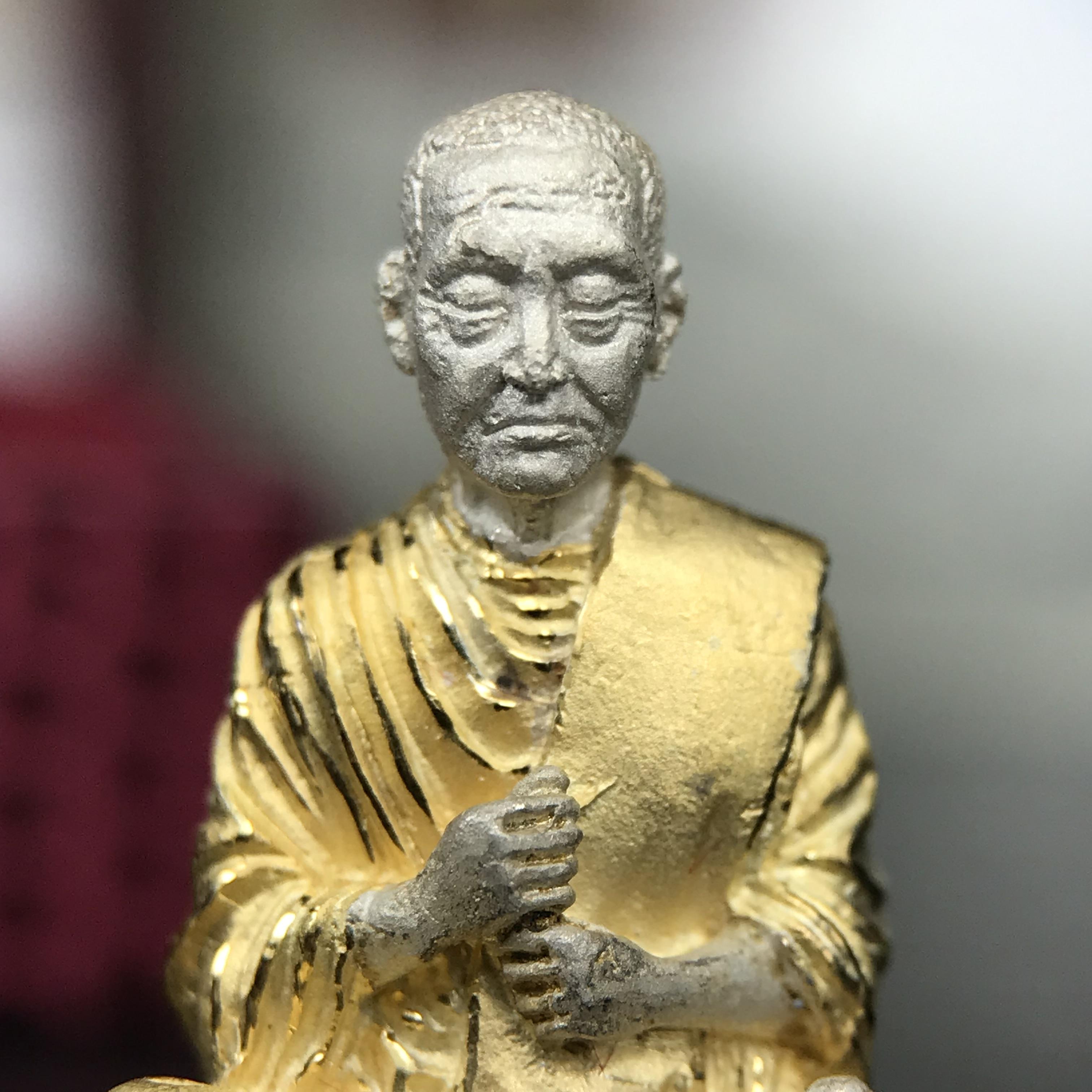 รูปเหมือนสมเด็จพระพุฒาจารย์ (โต พรหมรังสี)วัดใหม่อมตรส บางขุนพรหม ปี2540 รุ่นกาญจนาภิเษก จัดสร้างในวโรกาสที่รัชกาลที่ 9 ทรงครองสิริราชสมบัติ ครบ 50ปี ลอยองค์พิมพ์ใหญ่ เนื้อเงินบริสุทธิ์ 99.9% แบบชุบสามกษัตริย์ขัดเงาบางส่วน พร้อมกล่องบรรจุใบรับรองเดิมครบ