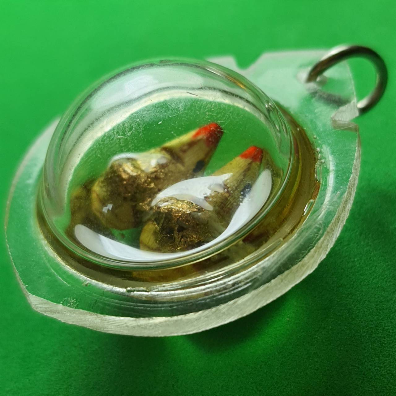 ของเสน่ห์ สาริกาลิ้นทองแกะจากไม้ขนุน ผูกด้วยด้ายขาว แปะแผ่นทอง แช่น้ำมันมนต์ สาริกาเสน่ห์ สาริกาไม้ สาริกาลิ้นทอง