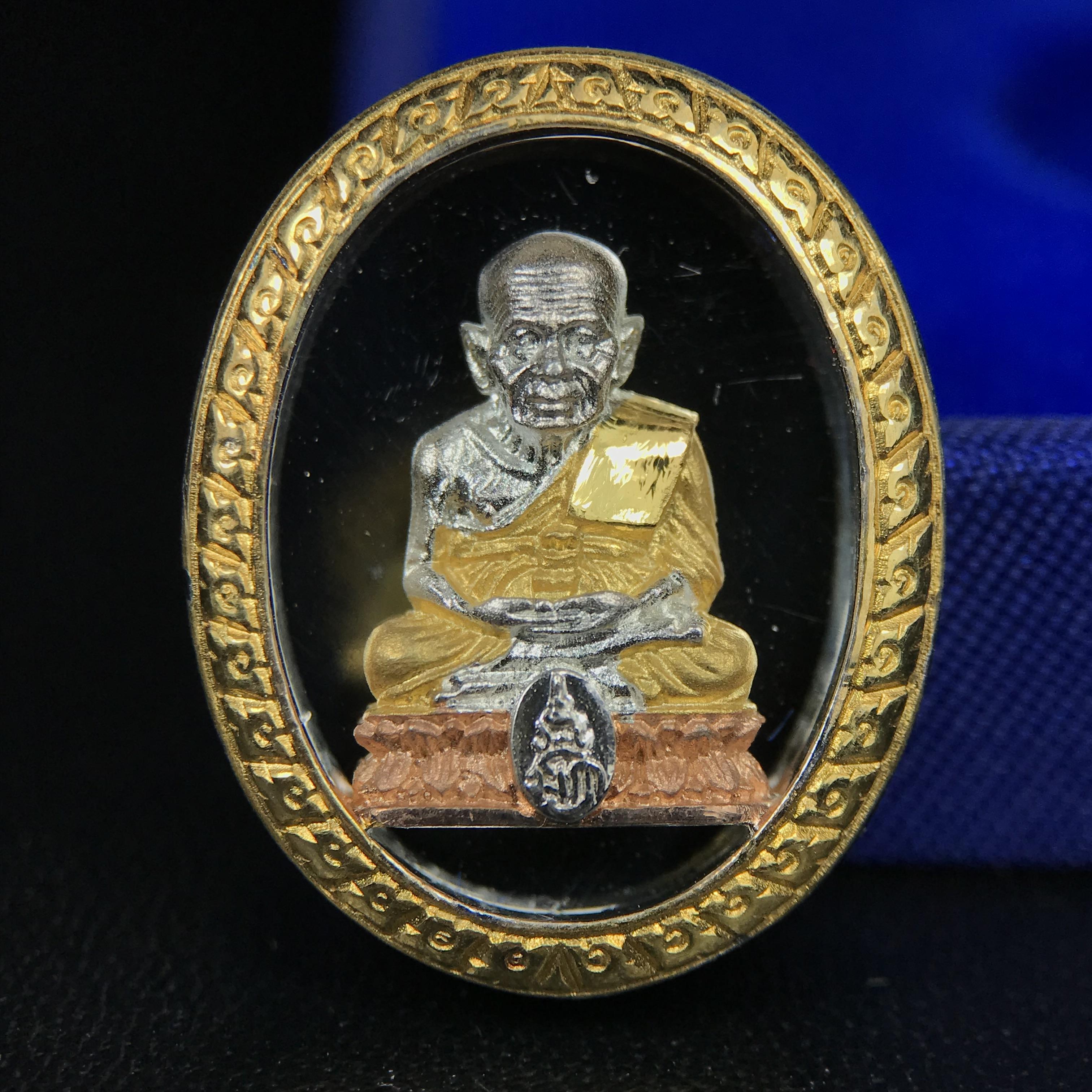 สมเด็จหลวงปู่ทวด วัดช้างให้ รุ่น เฉลิมพระเกียรติ ตราสัญลักษณ์ มวก. พิมพ์รูปไข่เนื้อเงิน-สามกษัตริย์ ปี 2544 พิธีพุทธาภิเษกใหญ่ ณ อุโบสถวัดช้างให้และอุโบสถวัดพระศรีรัตนศาสดาราม ( วัดพระแก้ว )โดยนิมนต์เกจิชื่อดังสายใต้ทั้งหมดจำนวน 108 รูป