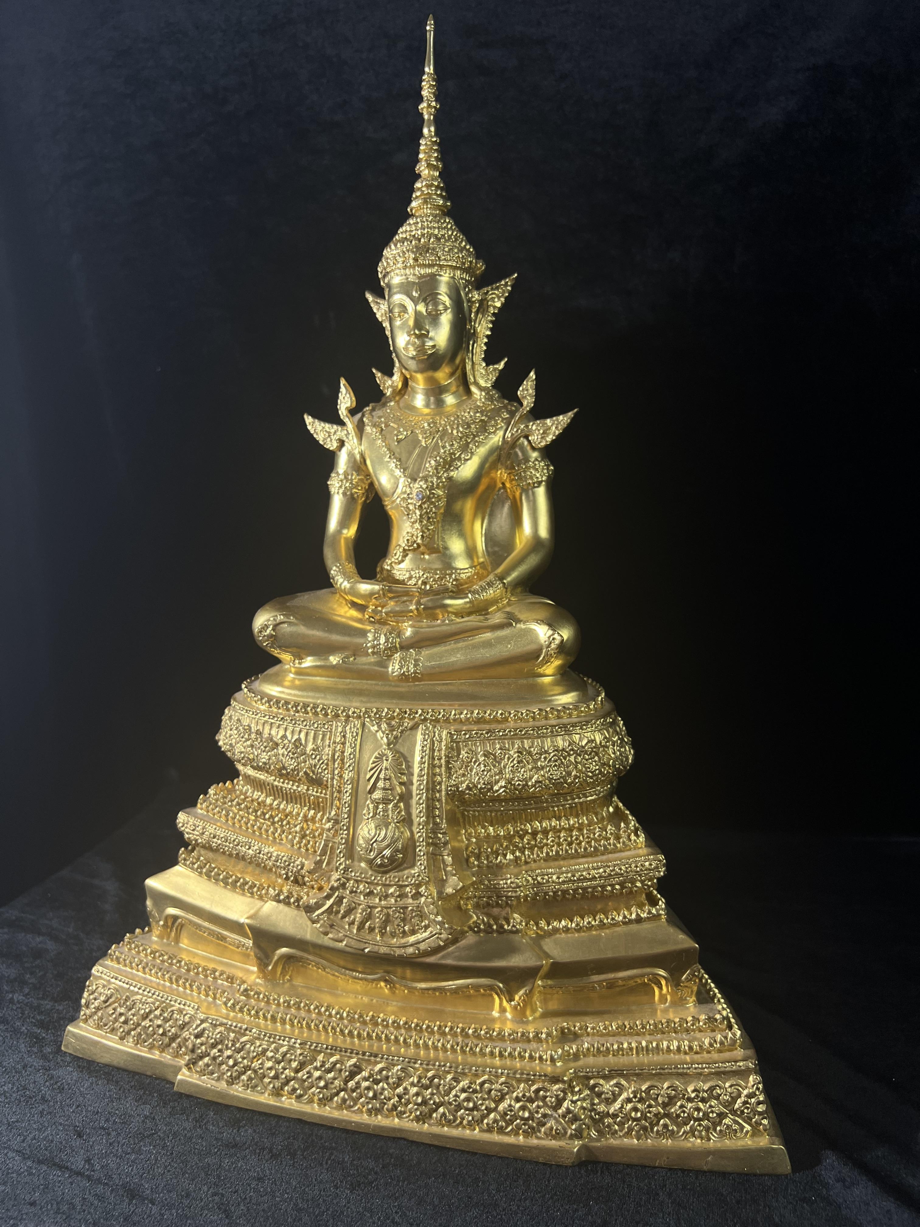 พระพุทธปฏิมาสุวรรณภูมิสิริโชค ภปร. การบินไทยจัดสร้างขึ้น เนื่องในวโรกาสมหามงคลเฉลิมพระชนมพรรษาของพระบาทสมเด็จพระเจ้าอยู่หัวรัชกาลที่ 9 ครบ 80 พรรษา ขนาดหน้าตัก 5 นิ้ว สูง 16 นิ้ว ปิดทองสวิส 99.9 เปอร์เซนต์ (พิธีใหญ่ พุทธศิลป์งดงาม หายาก)องค์หมายเลข ๙๗๘