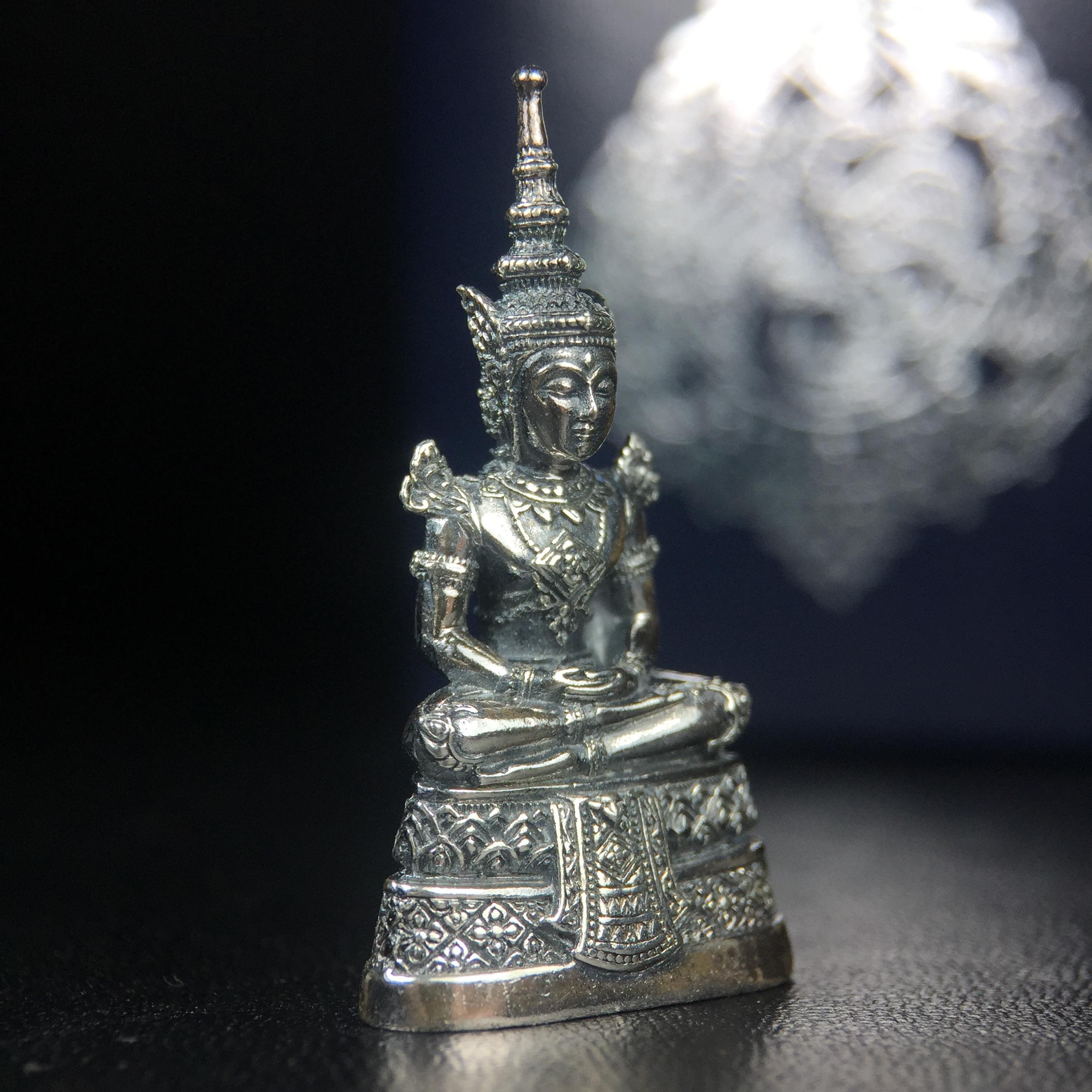 พระแก้วมรกต กรมสรรพสามิตจัดสร้างขึ้นเนื่องในโอกาสครบรอบ 64 ปีของกรมสรรพสามิต และเนื่องในวโรกาสที่พระบาทสมเด็จพระเจ้าอยู่หัวทรงครองราชย์ครบ 50 ปีในปีกาญจนาภิเษก เมื่อ พ.ศ.2539 เนื้อเงินรมดำขัดเงาพร้อมกล่องบรรจุเดิม