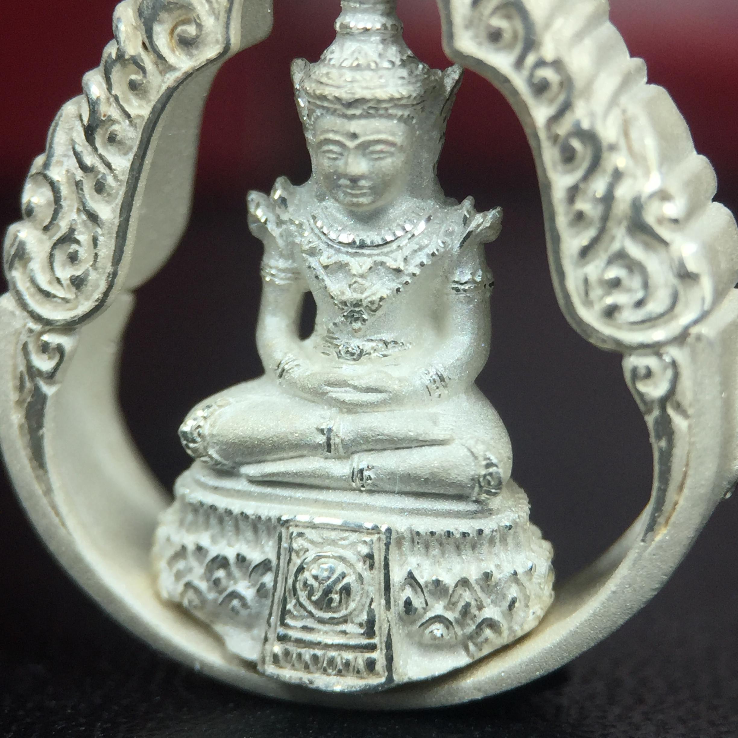 พระแก้วมรกต ภปร.(รุ่นแรก) ปี2545 รุ่นฉลองกรุงรัตนโกสินทร์ครบ 220 ปี พิมพ์ลอยองค์ทรงหยดน้ำ เนื้อเงินบริสุทธิ์ 92.5% ขนาด 18*27 มม. พร้อมกล่องบรรจุเดิม สวยครบสมบูรณ์(องค์หมายเลขสวย 1555)