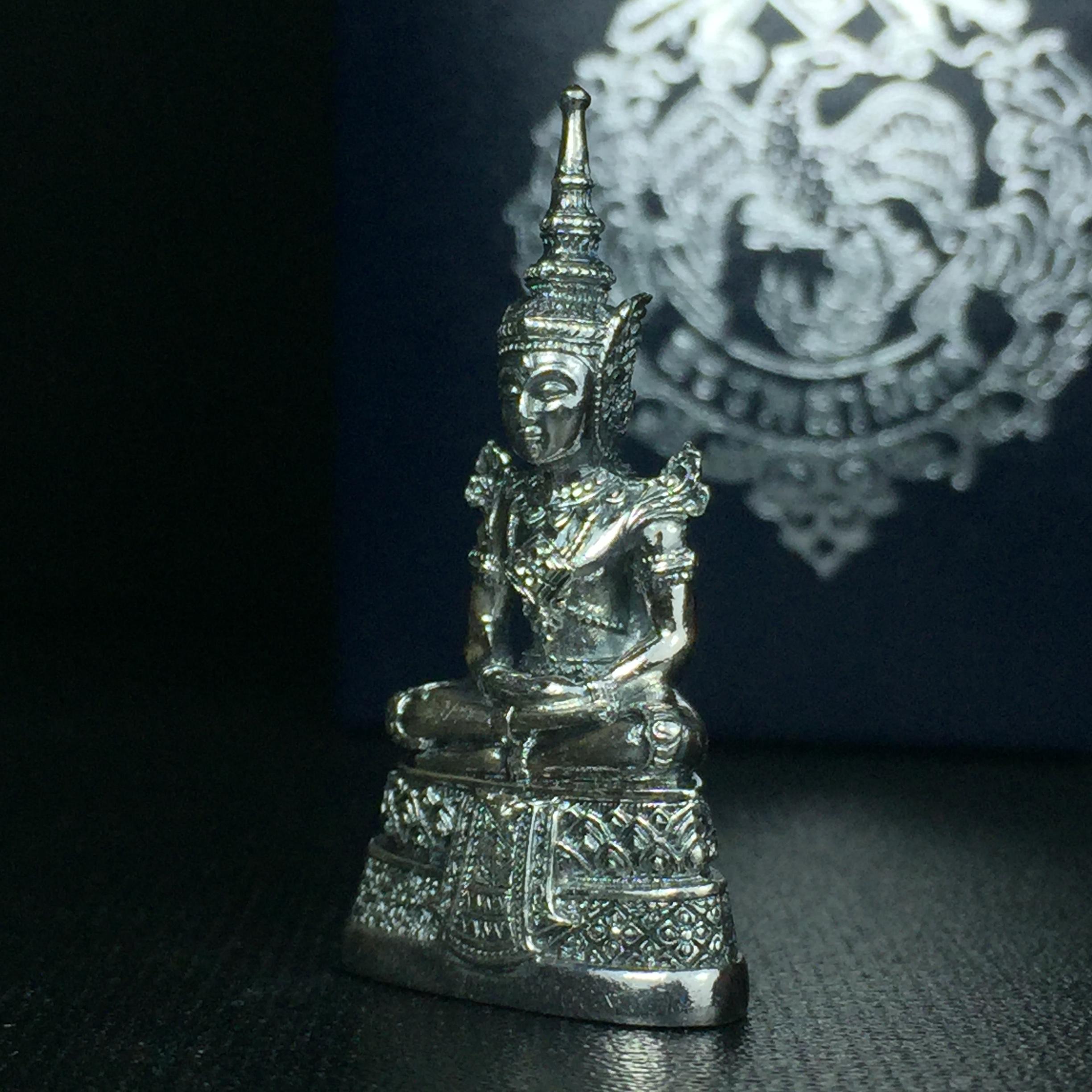 พระแก้วมรกต กรมสรรพสามิตจัดสร้างขึ้นเนื่องในโอกาสครบรอบ 64 ปีของกรมสรรพสามิต และเนื่องในวโรกาสที่พระบาทสมเด็จพระเจ้าอยู่หัวทรงครองราชย์ครบ 50 ปีในปีกาญจนาภิเษก เมื่อ พ.ศ.2539 เนื้อเงินรมดำขัดเงาพร้อมกล่องบรรจุเดิม