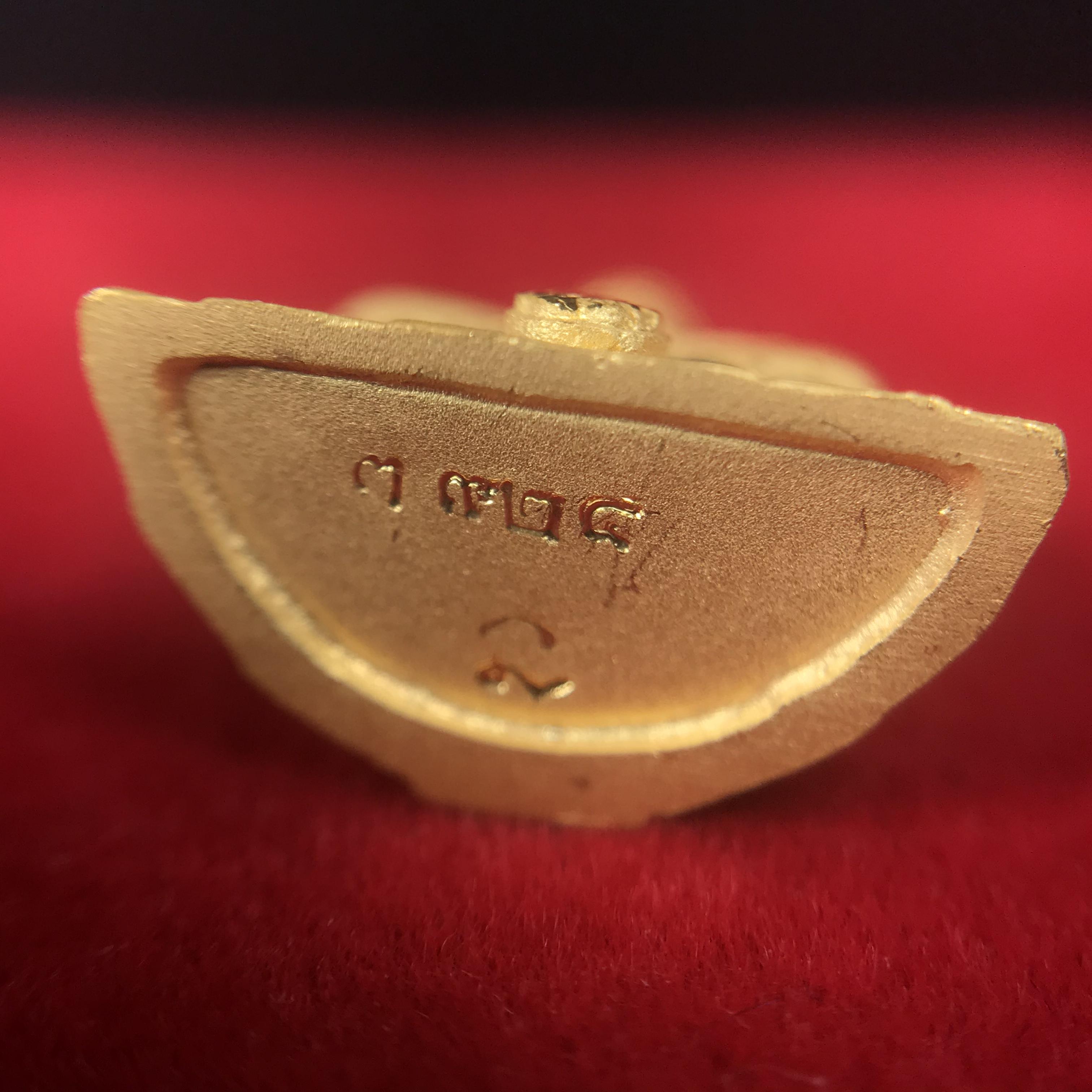 พระชัยวัฒน์พุทธสิหิงค์ ภปร. รุ่นสร้างหอพระธรรมศาสตร์ ปี2542 เนื้อทองคำ(5.9 กรัม) มหาพิธี 3วาระอันยิ่งใหญ่(1ใน5000องค์)