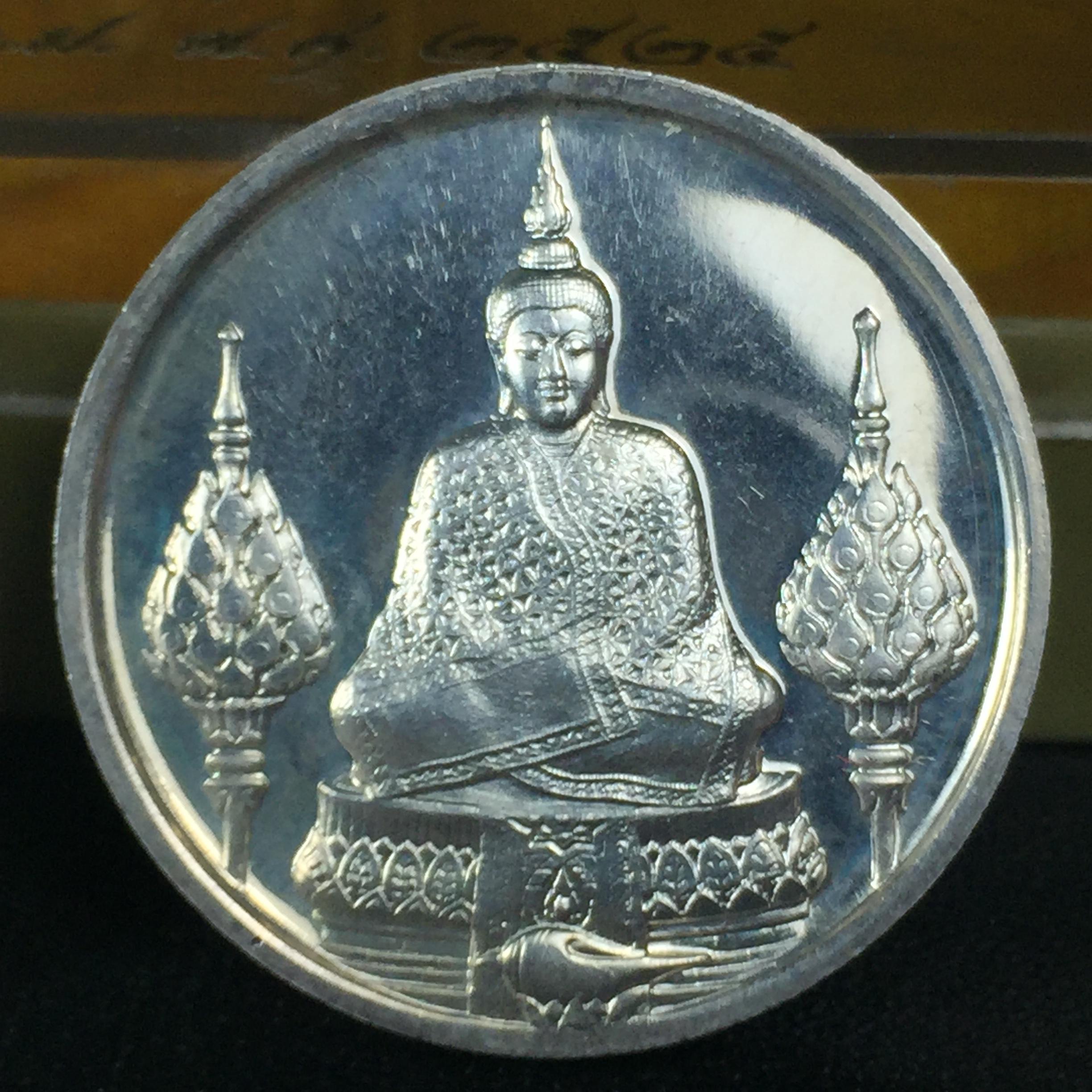 เหรียญพระแก้วมรกตหลัง ภปร ฉลองกรุงรัตนโกสินทร์ครบ 200 ปี พ.ศ.2525 เนื้อเงินกล่องบรรจุเดิมครบ3พิมพ์(บล็อกแรกไม่มีพระราชศรัธา)(ในหลวงรัชกาลที่9 เสด็จในพิธี)