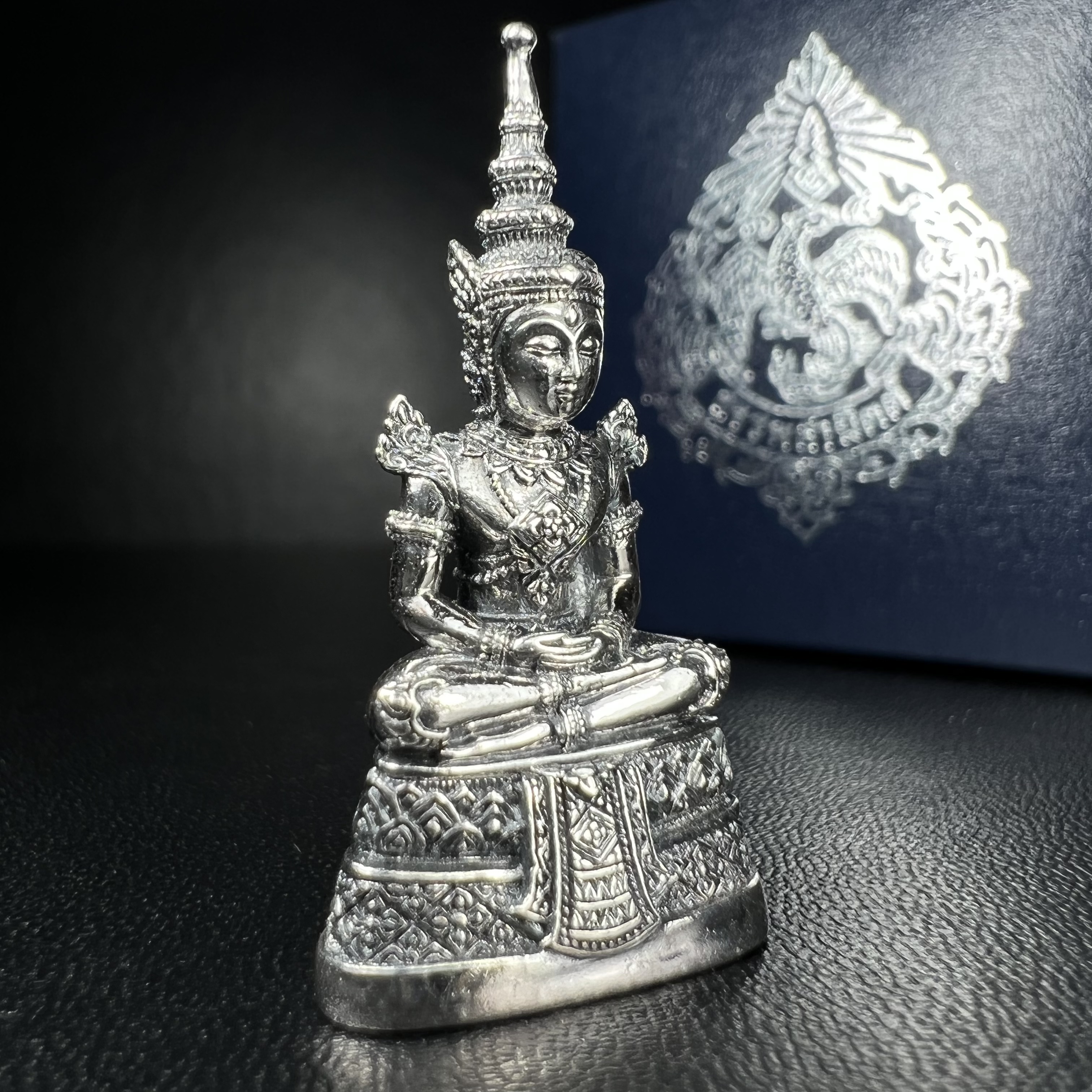 พระแก้วมรกต กรมสรรพสามิตจัดสร้างขึ้นเนื่องในโอกาสครบรอบ 64 ปีของกรมสรรพสามิต และเนื่องในวโรกาสที่พระบาทสมเด็จพระเจ้าอยู่หัวทรงครองราชย์ครบ 50 ปีในปีกาญจนาภิเษก เมื่อ พ.ศ.2539 เนื้อเงินรมดำขัดเงาพร้อมกล่องบรรจุเดิม