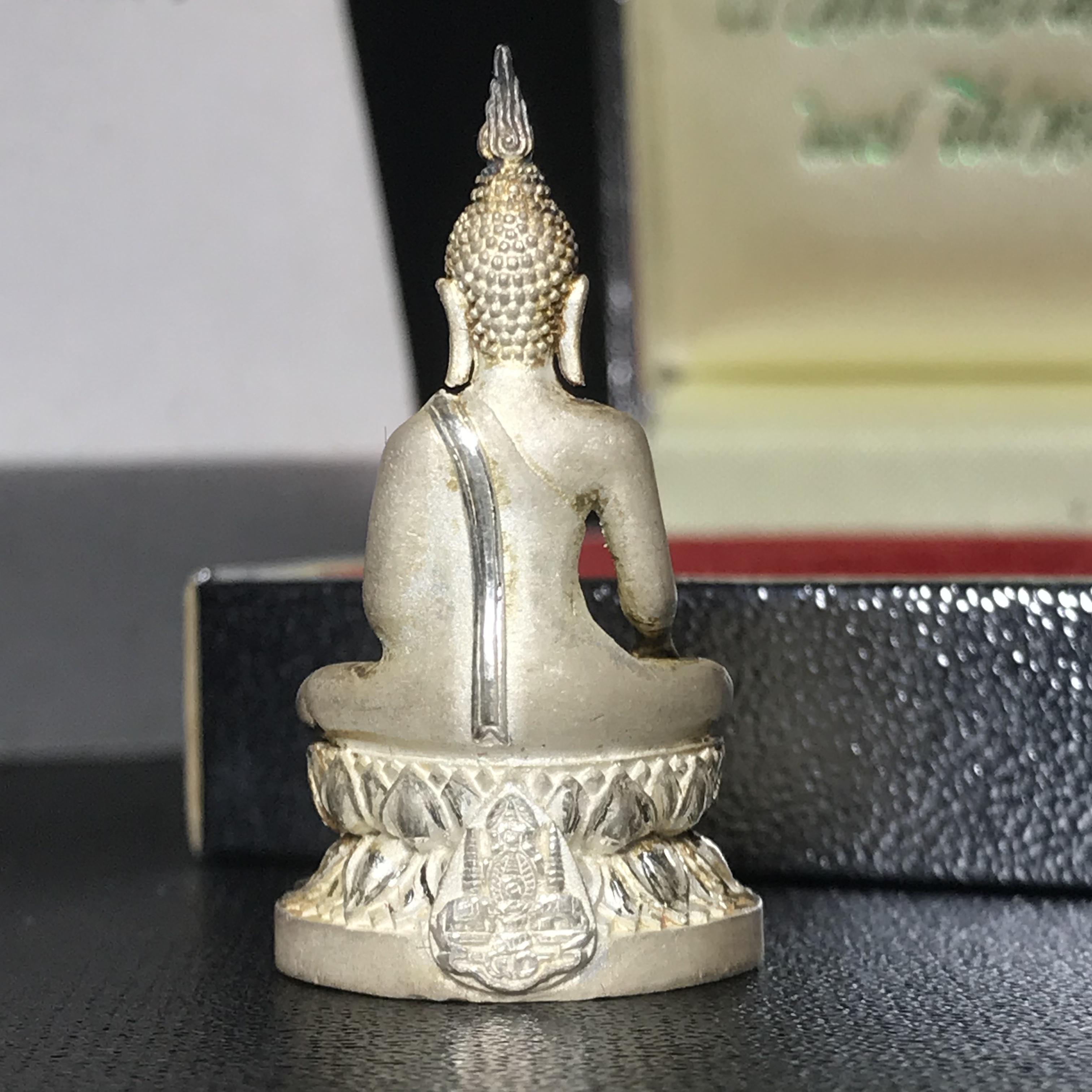 พระกริ่งพระพุทธนวราชบพิตร ครองสิริราชสมบัติครบ 50 ปี พ.ศ.2540 เนื้อเงินผิวเดิมๆขึ้นสีรุ้งธรรมชาติแบบนิยม(หายาก)พร้อมกล่องบรรจุเดิมครบสมบูรณ์