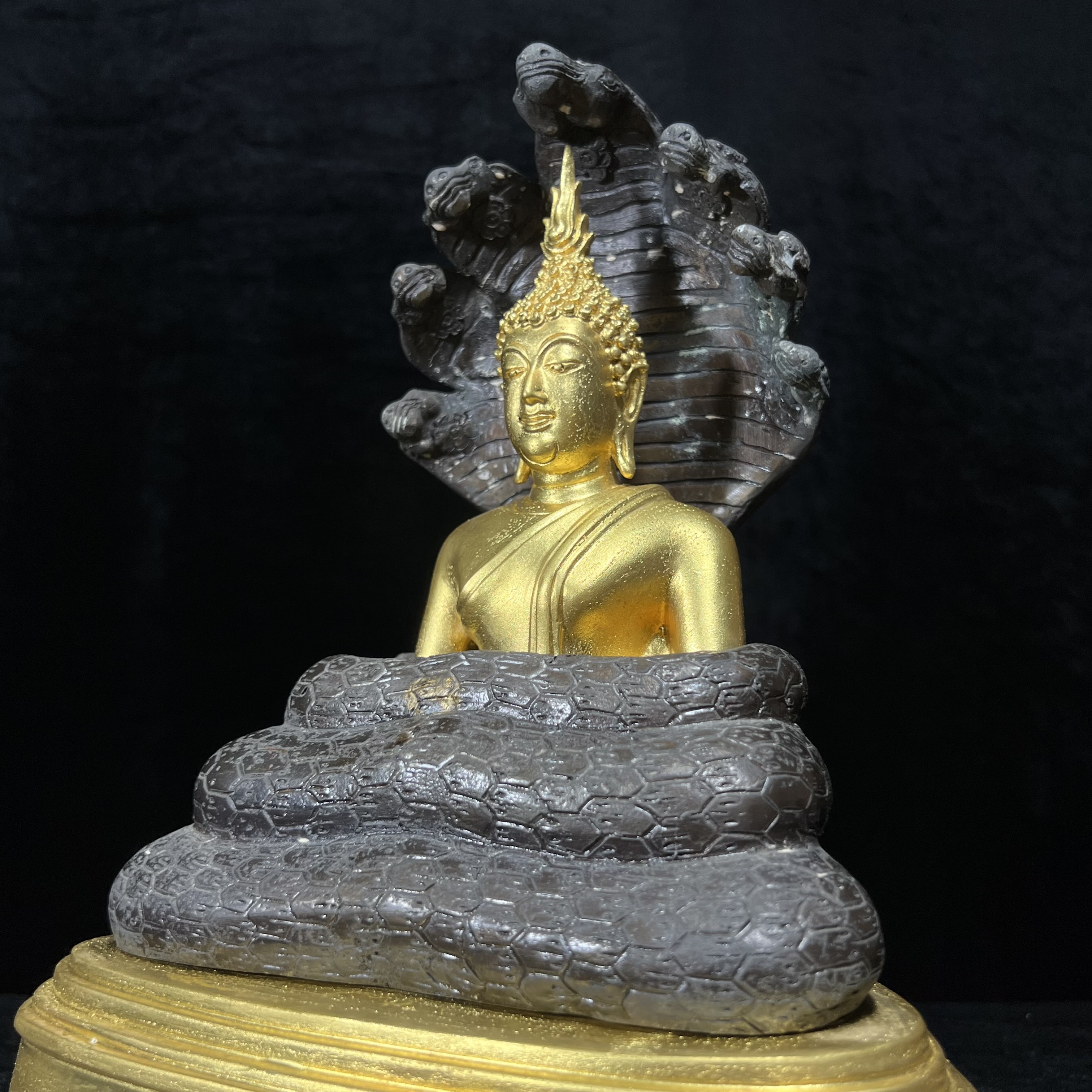 สมเด็จพุทธบูชาปางนาคปรก ญสส. วัดบวรนิเวศวิหาร ปี 2540 พระบูชาขนาด 7 นิ้ว เนื้อโลหะผสมปิดทอง จัดสร้างโดยกระทรวงยุติธรรม ในวโรกาสในหลวงรัชกาลที่ 9 ฉลองสิริราชย์สมบัติครบ 50 ปี และสมเด็จพระญาณสังวร สมเด็จพระสังฆราช 84 พรรษา งานพุทธศิลป์สวย เข้มขลัง....2 ถอด