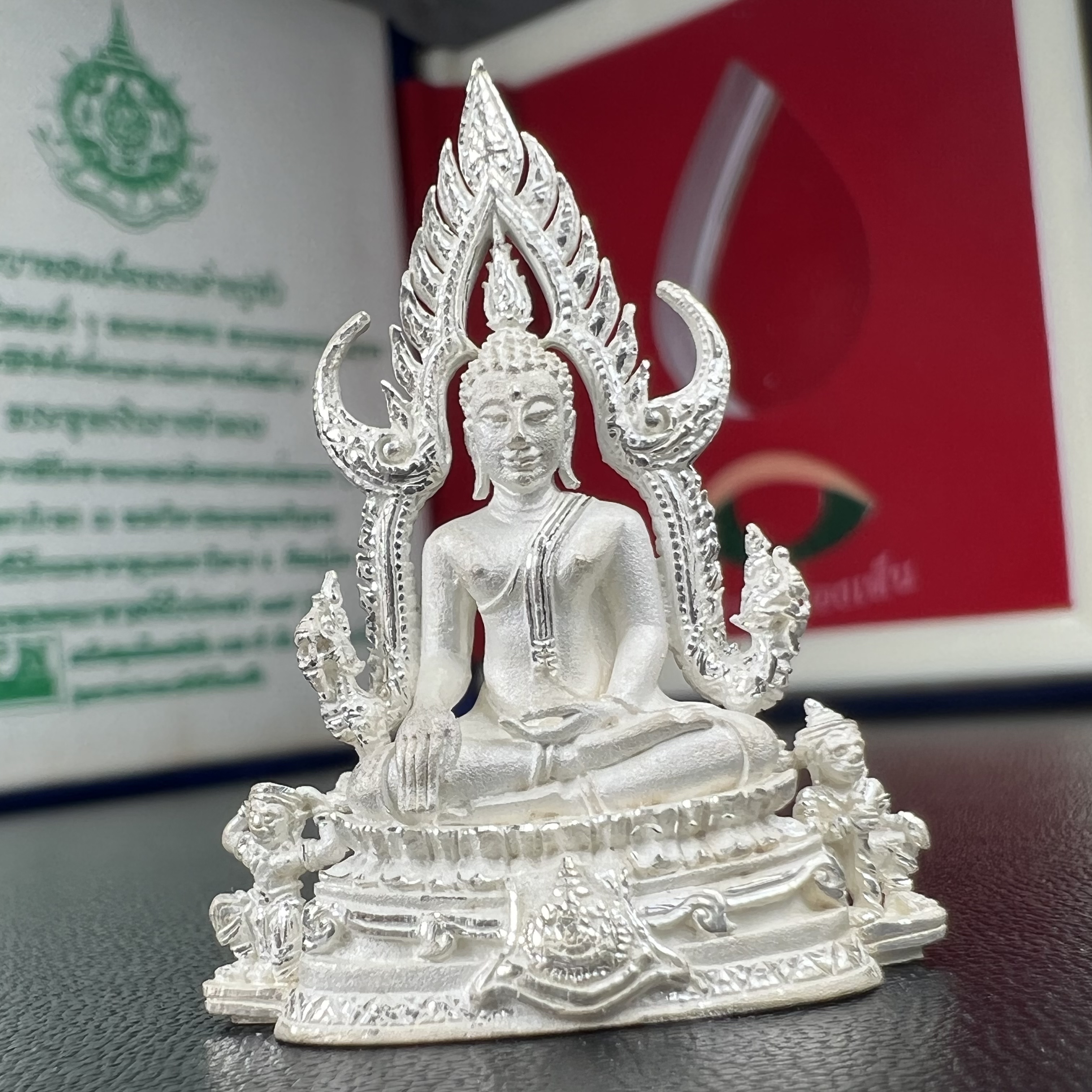 พระพุทธชินราช ภปร. ในวโรกาสพระราชพิธีมหามงคล เฉลิมพระชนมายุ6รอบ 5ธันวาคม2542 มูลนิธิพิทักษ์ดวงตาประชาชน จัดสร้าง เนื้อเงินแบบทรายนวลขัดเงาบางส่วน พิมพ์ใหญ่ ขนาดสูง 3.4 ซม. พร้อมกล่องบรรจุเดิม