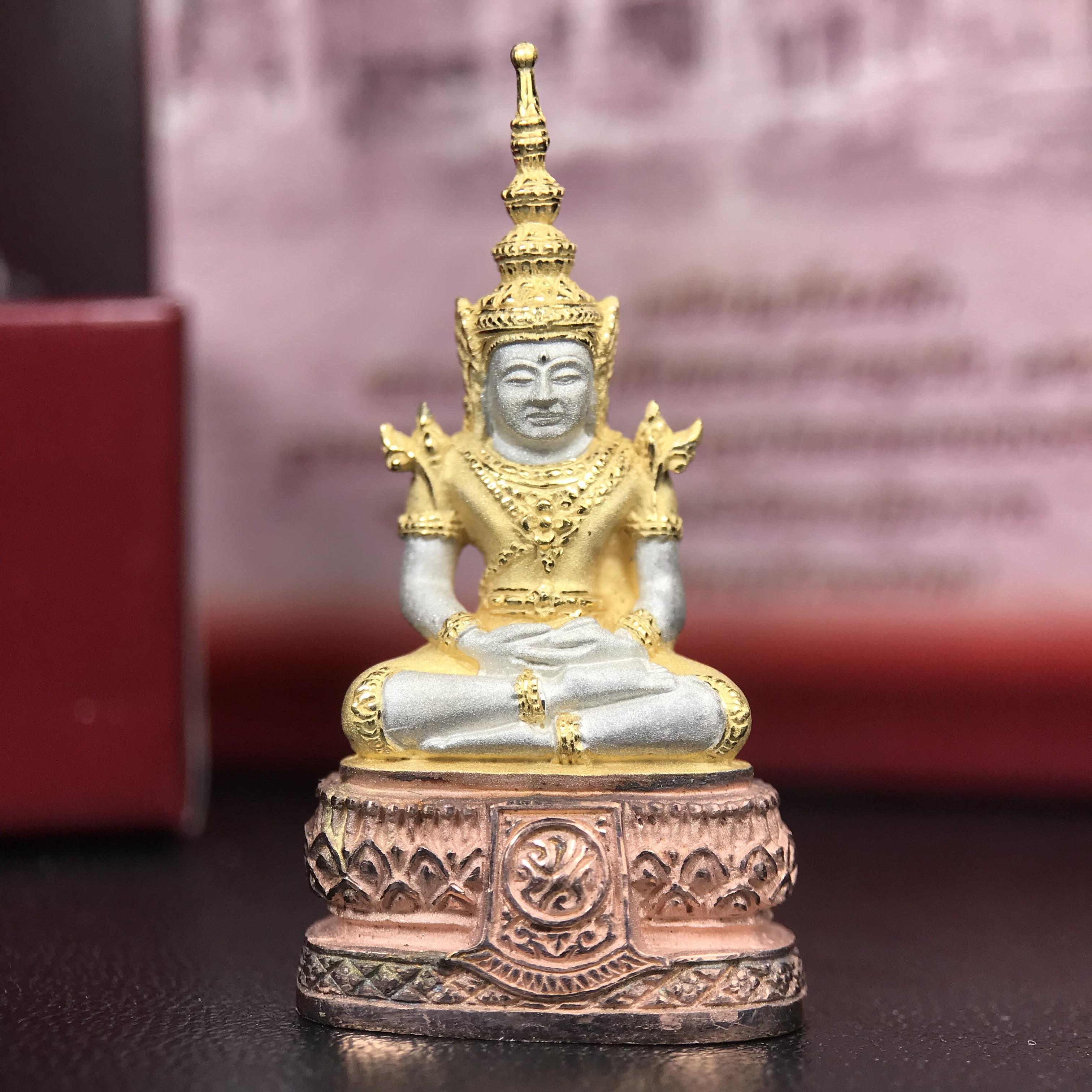 พระแก้วมรกต ภปร.(รุ่นแรก) ปี2545 จัดสร้างในมหาวโรกาส พระบาทสมเด็จพระเจ้าอยู่หัวรัชกาลที่ 9 ครบรอบ 75 พรรษา และฉลองกรุงรัตนโกสินทร์ครบ 220 ปี พิมพ์ลอยองค์ใหญ่ เนื้อเงินบริสุทธิ์ 92.5%(สามกษัตริย์) ขนาด 19*35 มม. พร้อมกล่อง สวยครบสมบูรณ์(องค์หมายเลข ๑๒๑๒)