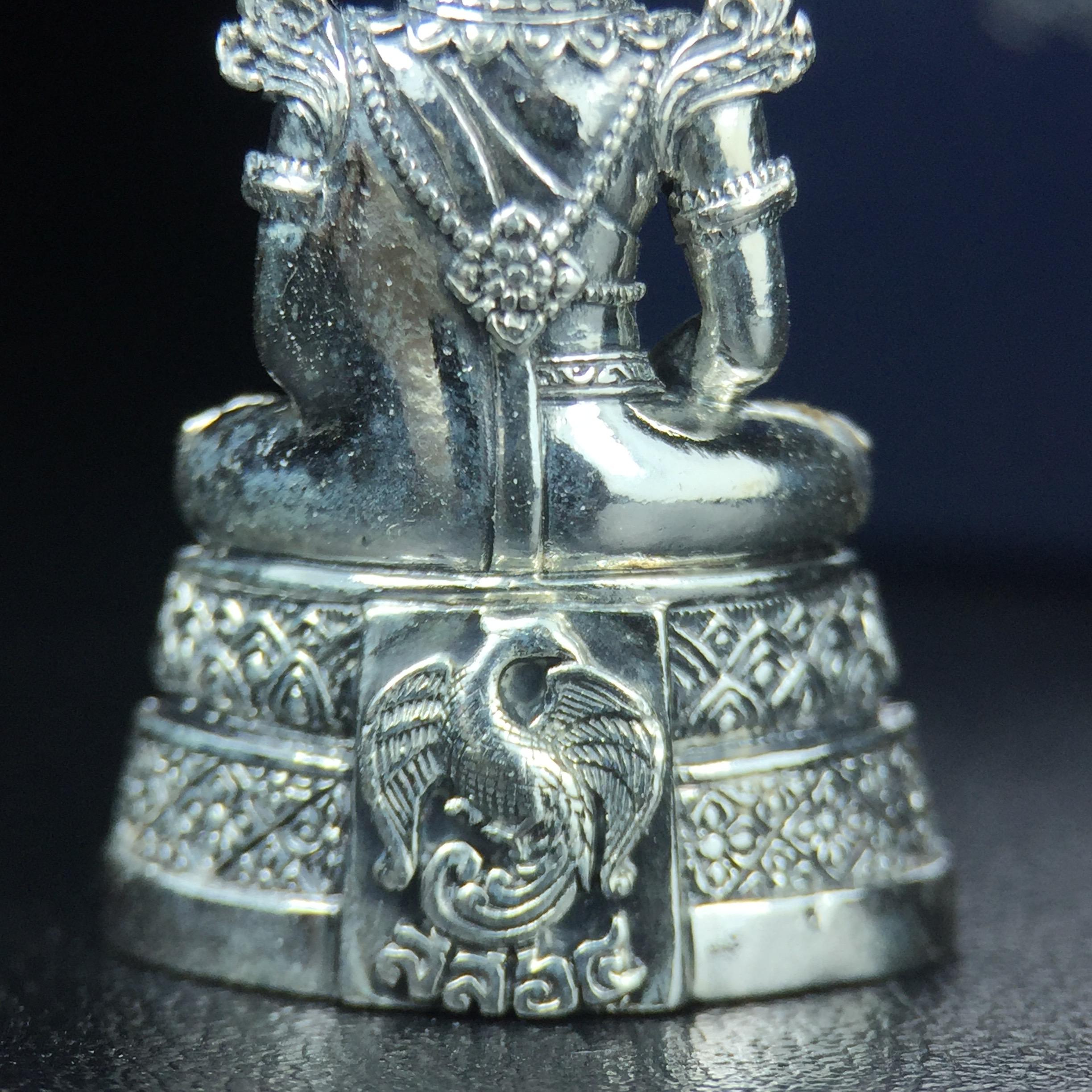 พระแก้วมรกต กรมสรรพสามิตจัดสร้างขึ้นเนื่องในโอกาสครบรอบ 64 ปีของกรมสรรพสามิต และเนื่องในวโรกาสที่พระบาทสมเด็จพระเจ้าอยู่หัวทรงครองราชย์ครบ 50 ปีในปีกาญจนาภิเษก เมื่อ พ.ศ.2539 เนื้อเงินรมดำขัดเงาพร้อมกล่องบรรจุเดิม