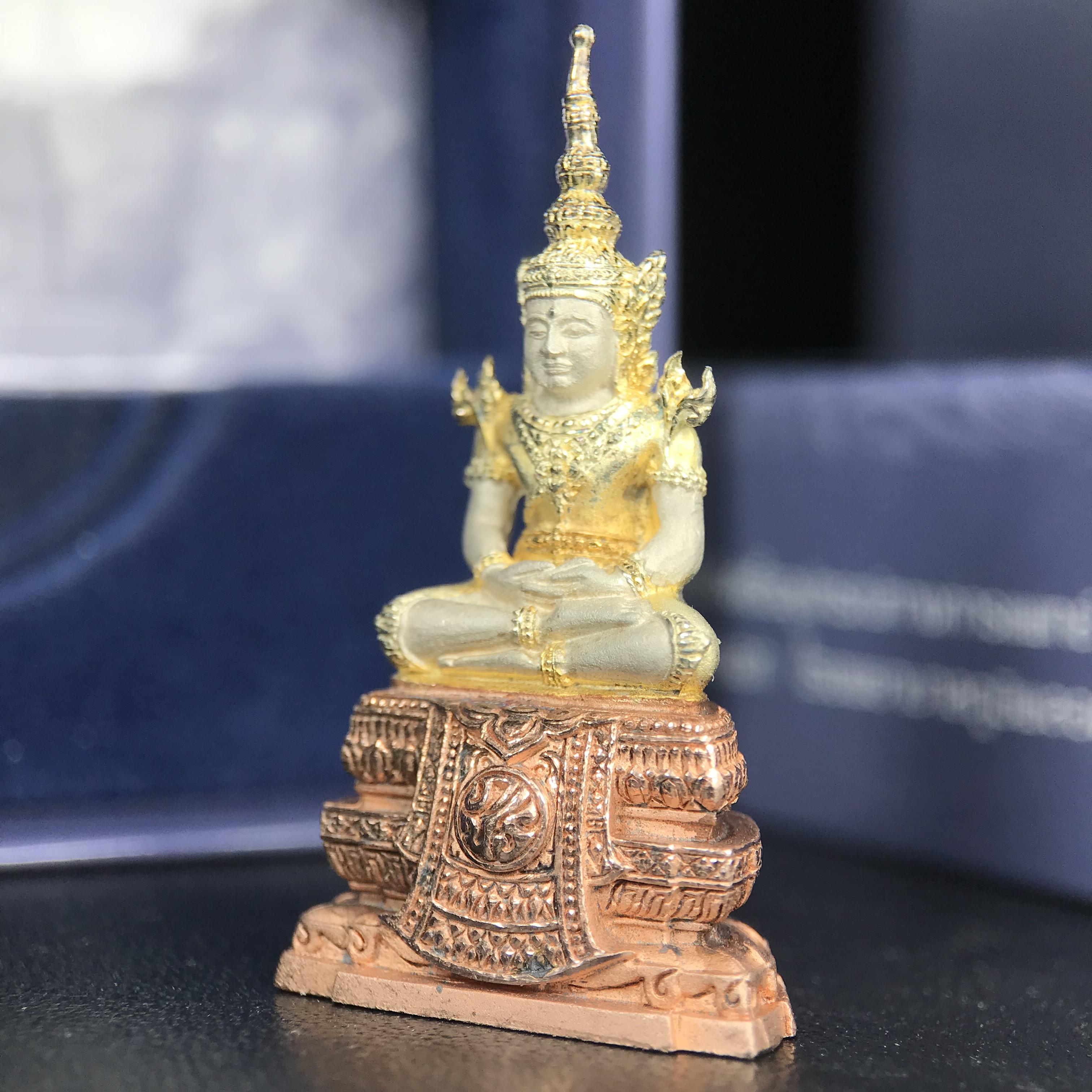 พระแก้วมรกต ภปร. ปี 2547 จัดสร้างโดยโรงพยาบาลภูมิพลอดุลยเดช เนื้อเงิน(3 กษัตริย์) ลอยองค์ หน้าตัก 1/2 นิ้ว สูง 3.7 ซม.พิธีมหามังคาภิเษก ณ พระอุโบสถวัดพระศรีรัตนศาสดาราม(วัดพระแก้ว) งดงามทรงคุณค่าอีกหนึ่งรุ่นยอดนิยม หายาก(องค์หมายเลข ๑๔๑๔)