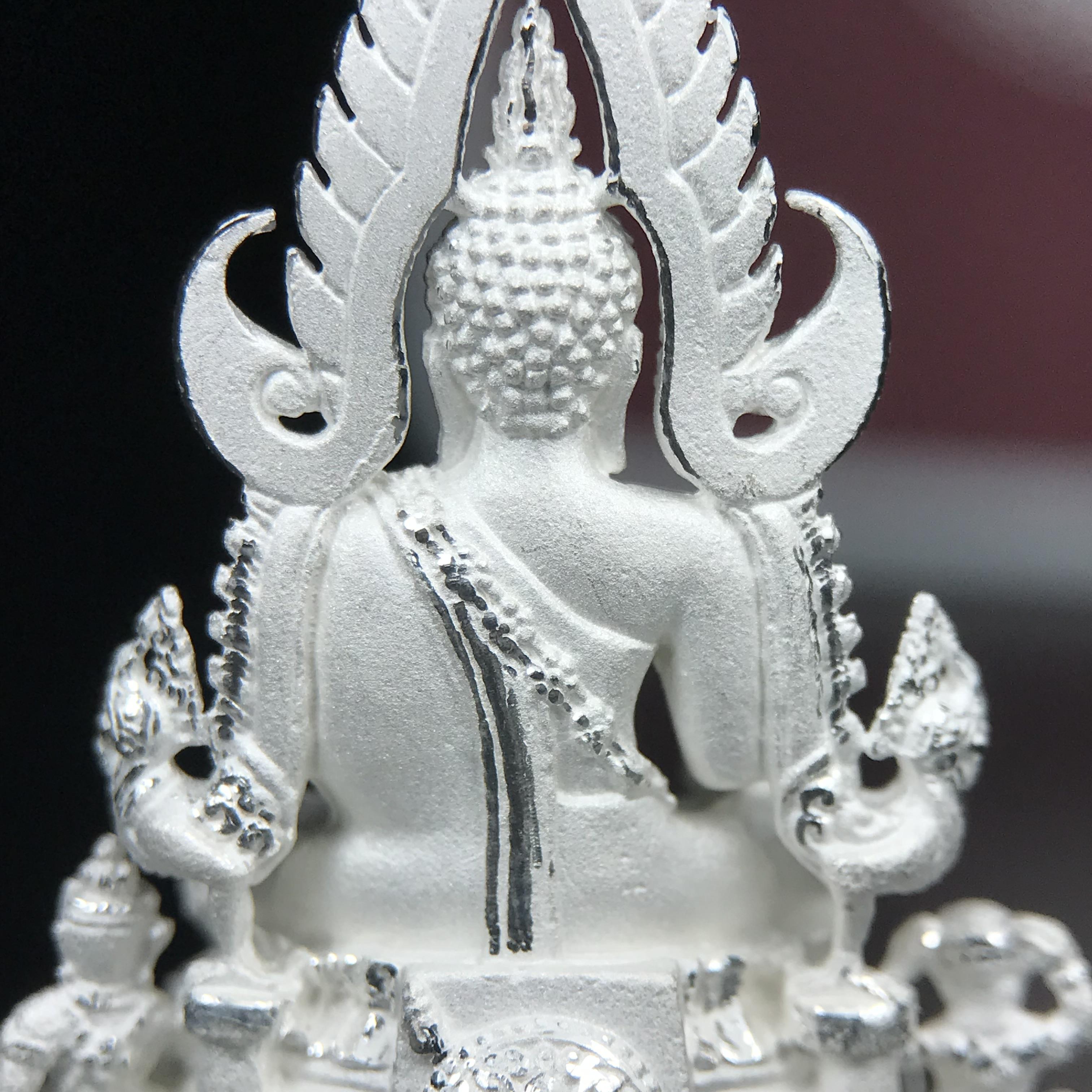 พระพุทธชินราช รุ่น ประวัติศาสตร์ มูลนิธิเพื่อตำรวจไทยจัดสร้าง ปี 2562 เนื้อเงินขัดเงา พิมพ์พระพุทธชินราช ลอยองค์ แบบจิวเวอร์รี่(ขนาดสูง 3.5 ซม.) (สภาพ สวย ซีนซองเดิม กล่องบบรรจุเดิมครบสมบูรณ์)