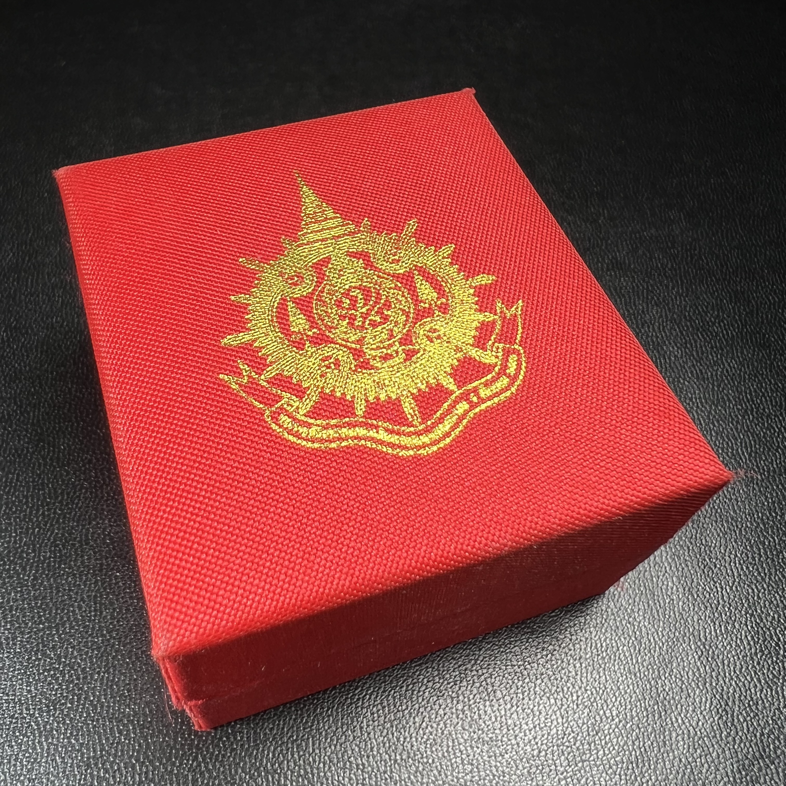 พระกริ่งไพรีพินาศ บรรจุเหล็กไหล ครั้งแรกและครั้งเดียวในประวัติศาสตร์ เฉลิมพระเกียรติ พระบาทสมเด็จพระเจ้าอยู่หัวรัชกาลที่9 พระชนมพรรษา 6 รอบ ปี2542 เนื้อนวโลหะผสมทองคำ(บรรจุเหล็กไหล)ดีนอก-ดีใน พิธีใหญ่ มวลสารเด่น (หายาก)