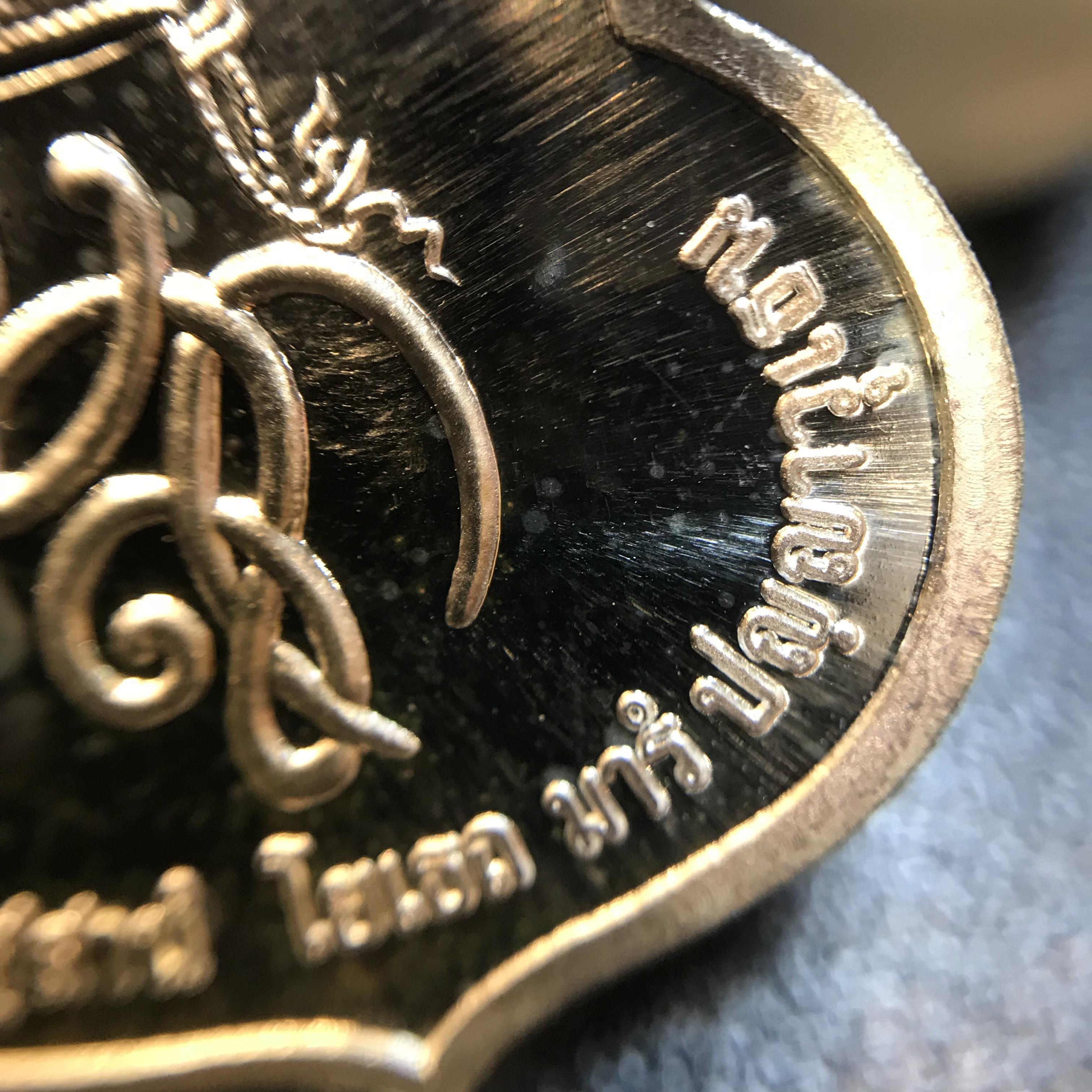 เหรียญสมเด็จพระนเรศวรมหาราช รุ่นสู้ หลัง สก. พิธีใหญ่ ปี 2548 เนื้อเงิน ผิวเดิมขึ้นสีรุ้งสวยนิยม พร้อมกล่อง