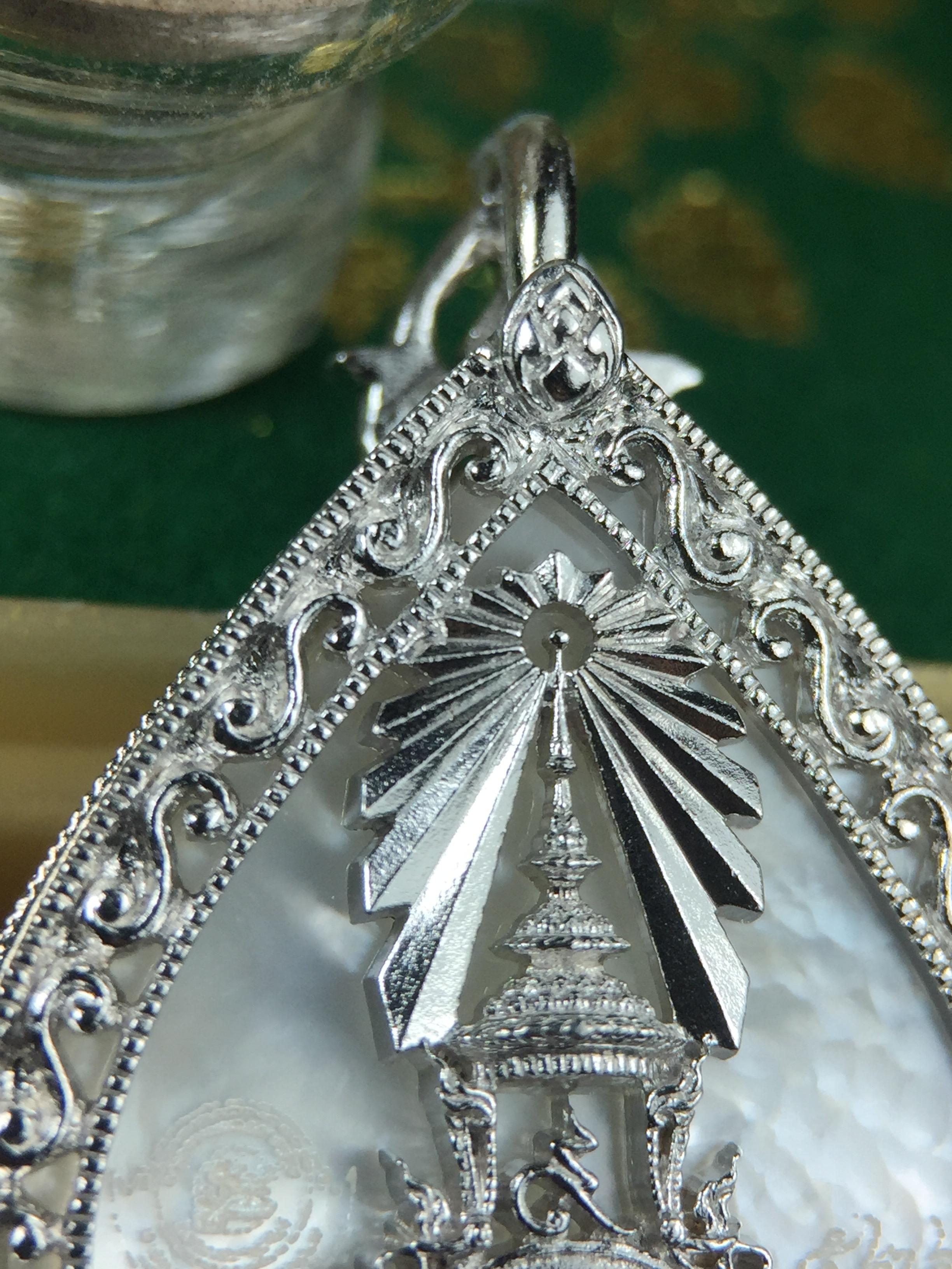 พระพุทธชินราช(จำลอง) ภปร. 84 พรรษา ทรงหยดน้ำ เนื้อเงินชุบทองคำขาว ขนาด 20*36 มม. (พระราชทานมวลสาร จิตรลดาและเส้นพระเจ้า(เส้นผม)รัชกาลที่9)พุทธศิลป์ทรงคุณค่าอีกหนึ่งรุ่นยอดนิยม งดงาม ทรงคุณค่า หายาก