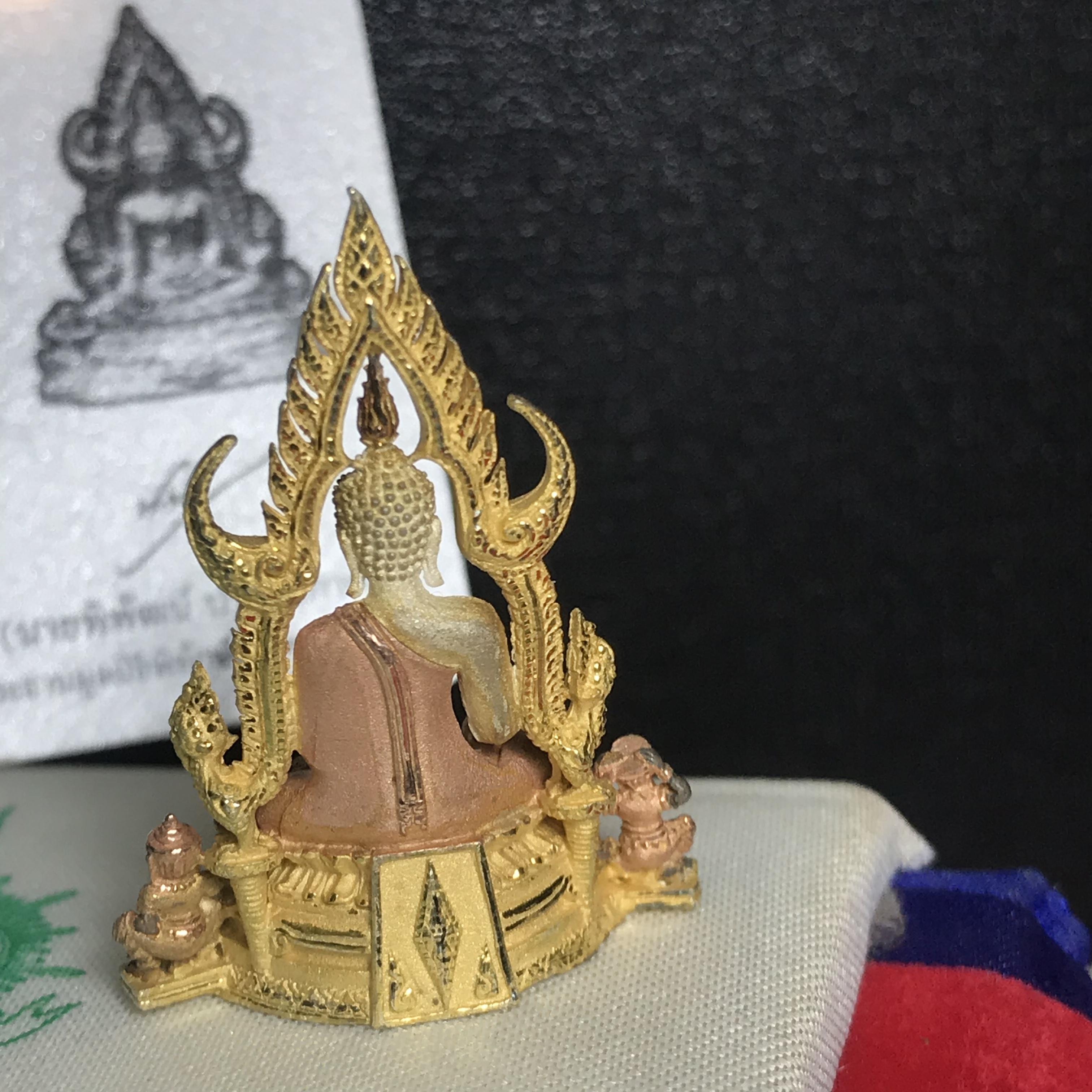 พระพุทธชินราช ภปร. ในวโรกาสพระราชพิธีมหามงคล เฉลิมพระชนมายุ6รอบ 5ธันวาคม2542) เนื้อเงินสามกษัตริย์ พิมพ์ขนาดใหญ่ พร้อมกล่องบรรจุและใบรับรองเดิม