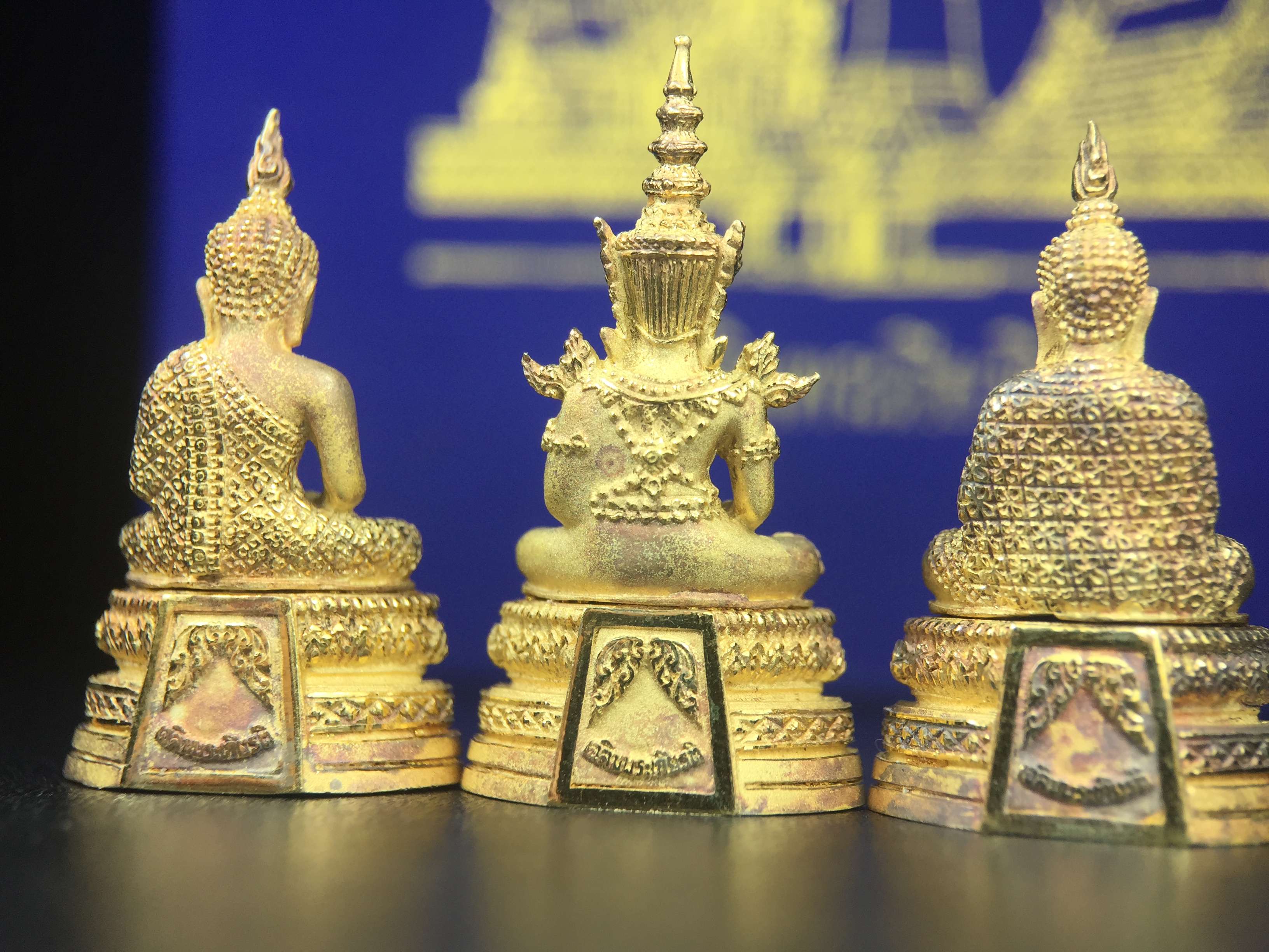 พระพุทธมหามณีรัตนปฎิมากร(พระแก้วมรกต)รุ่น เฉลิมพระเกียรติ วัดพระศรีรัตนศาสดารามราม(วัดพระแก้ว) ปี2543 เนื้อเงินชุบทองพ่นทรายขัดเงาบางส่วน พิมพ์ใหญ่ลอยองค์ ชุด 3 ฤดู ตอกโค๊ตหมายเลขเดียวกันทั้ง3องค์ ชุดหมายเลข( ช147)สภาพผิวสวยดุจทองคำกล่องบรรจุเดิมครบ