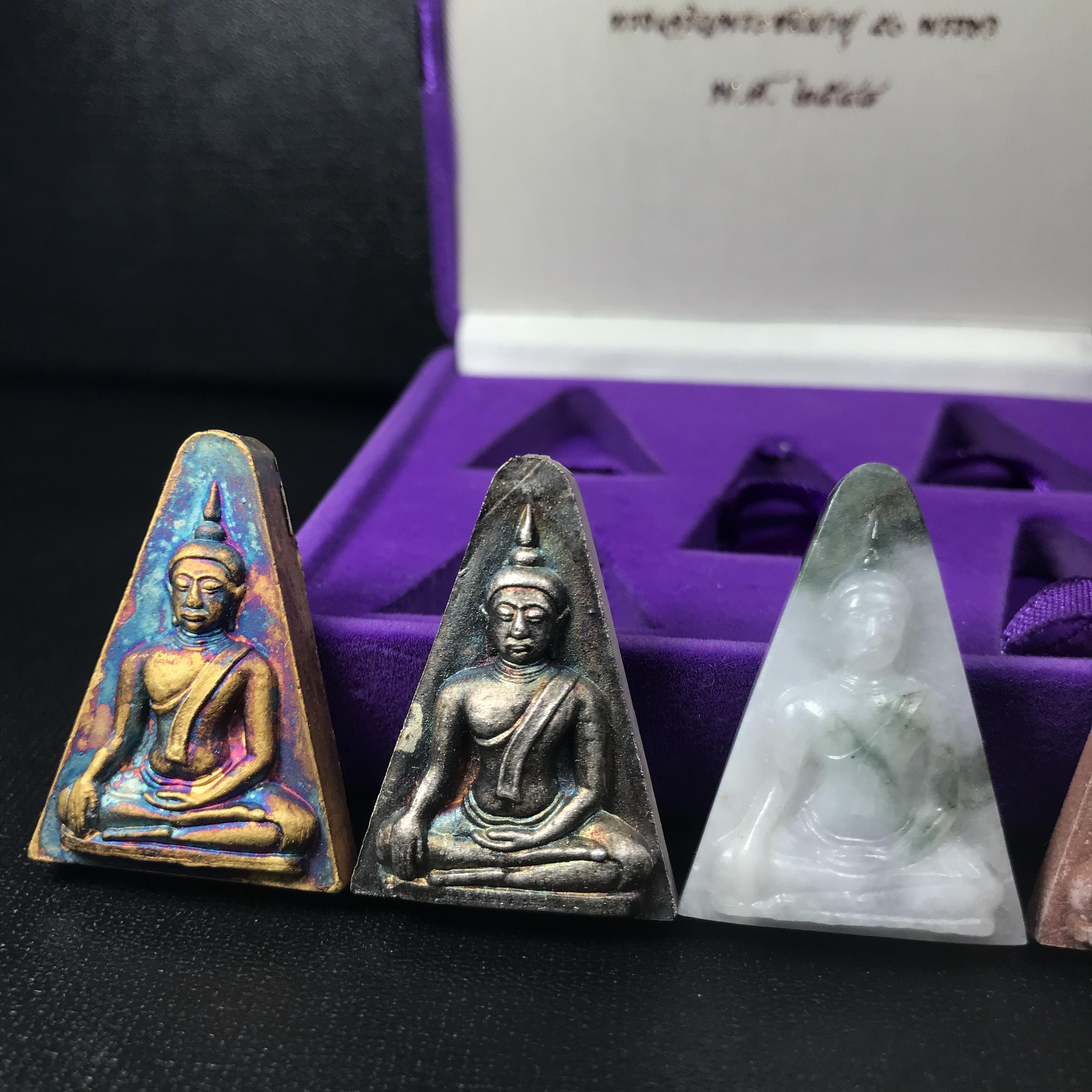 พระนางพญาเสน่ห์จันทร์ สธ. สร้างในวโรกาสทรงเจริญพระชนมายุ 50 พรรษา สมเด็จพระเทพฯ พ.ศ.2548 ชุดพิเศษ (1 ใน 5000 ชุด)หายาก