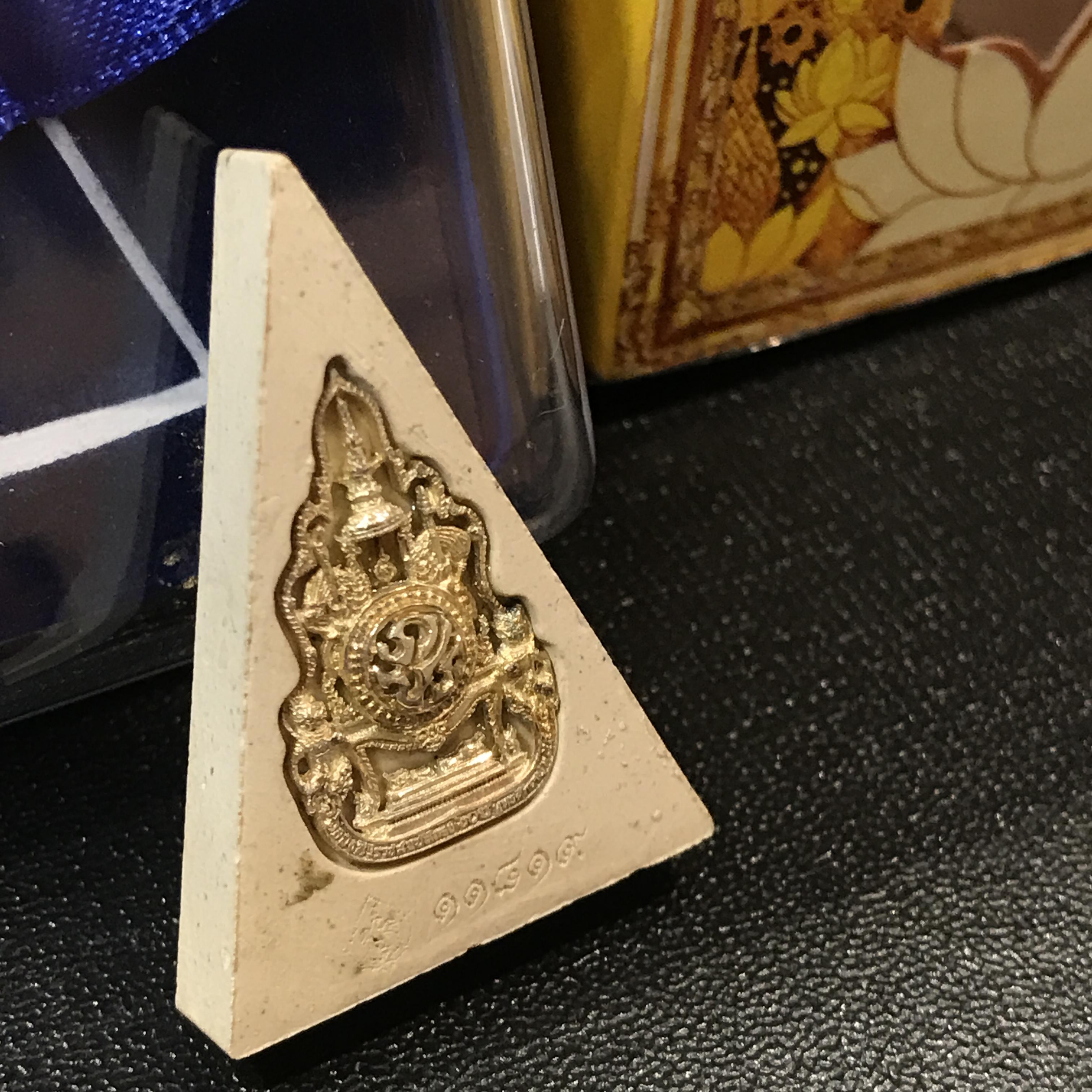 พระแก้วมรกต(จำลอง)ทรงเครื่องฤดูร้อน พระผงบูชา ด้านหน้าปิดทอง ด้านหลังตราสัญลักษณ์ฉลองสิริราชสมบัติครบ 60ปี เนื้อเงิน(รุ่นนี้ได้พระราชทานเส้นพระเจ้า(เส้นผม)รัชกาลที่9ในการจัดสร้าง)