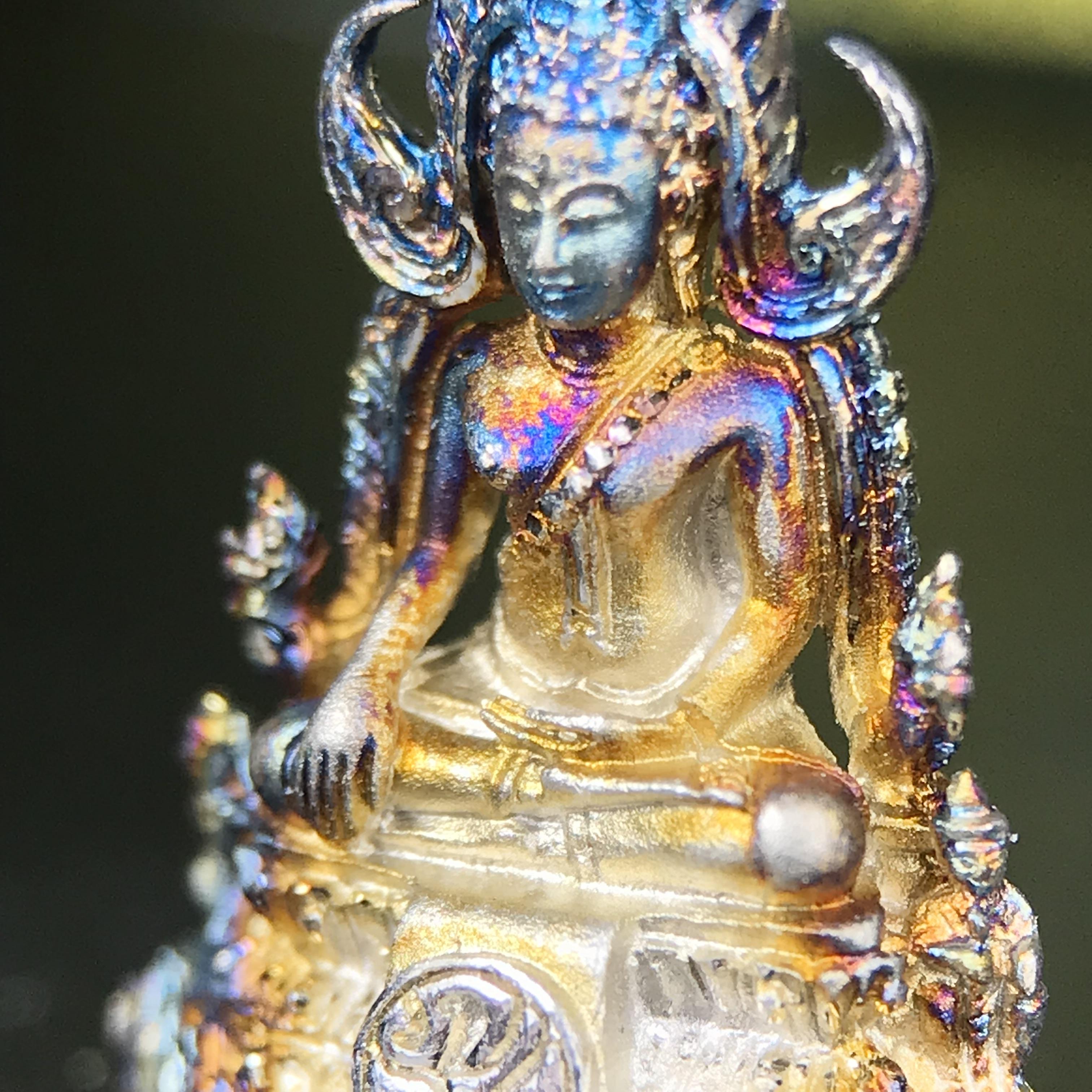 พระพุทธชินราช ภปร. 84 พรรษา พิมพ์เล็กขนาดหน้าตัก 1/4 นิ้ว(สูง 2.0 ซม.)เนื้อเงินชุบทองคำขาว (สภาพผิวเดิมสวย ขึ้นสีรุ้งธรรมชาติ แบบนิยม สวยมาก)(พระราชทานมวลสาร จิตรลดาและเส้นพระเจ้า(เส้นผม))พุทธศิลป์ทรงคุณค่าอีกหนึ่งรุ่นยอดนิยม