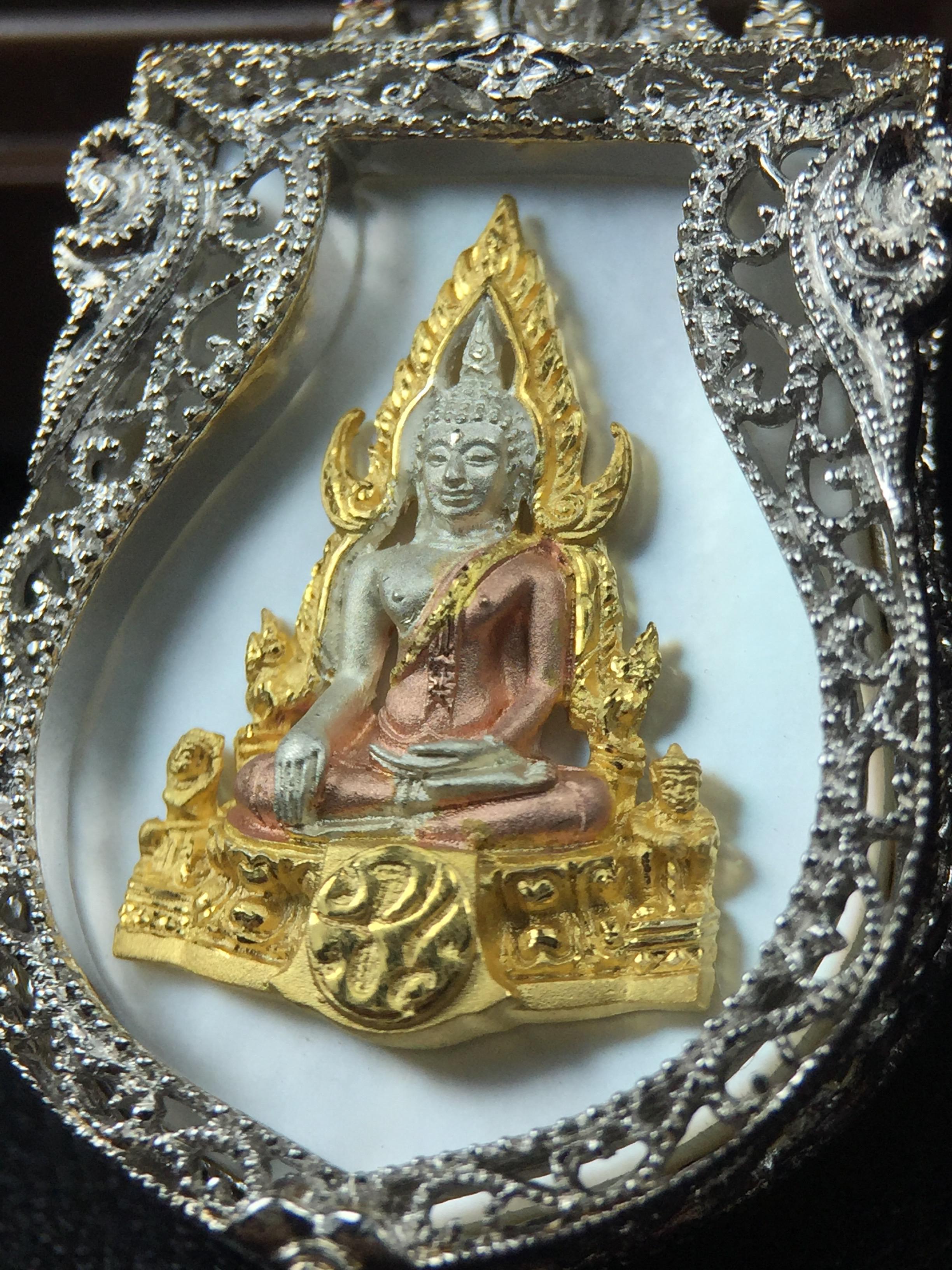 พระพุทธชินราช ภปร. โครงการ "เพราะแผ่นดินนี้ คือ แผ่นดินเกิด" ปี2548(รุ่นแรก) เหรียญทรงเสมา ขนาด 21 x 29 มม.เนื้อเงินสามกษัตริย์ องค์พระชุบสามกษัตริย์ ล้อมด้วยกรอบเงินชุบทองคำขาวสลักเสลาเป็นลวดลายละเอียดอ่อน ส่วนพื้นองค์พระเป็นเปลือกหอยมุขงดงาม