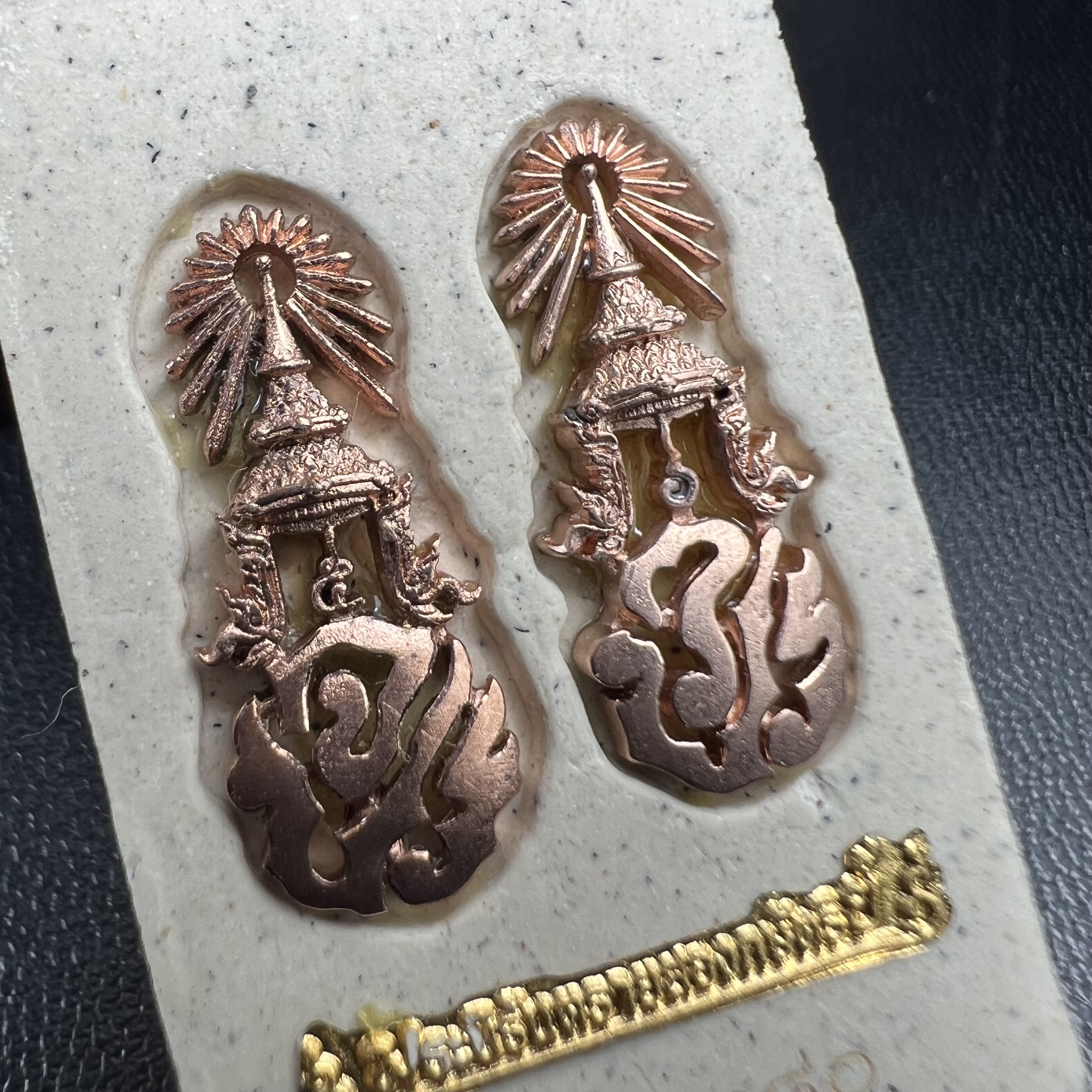 พระนิรันตรายสองกษัตริย์ มหาพุทธานุภาพแห่งแผ่นดิน ปี2552 "พระผู้ปกป้องคุ้มครองจากภัยอันตรายทั้งปวง" พระผงพิมพ์สมเด็จหน้าปัดทอง สีครีมด้านหลังฝังนวโลหะชุบนาก เชิญอักษรพระปรมาภิไธยสองกษัตริย์(จปร.และ วปร.) พร้อมกล่องบรรจุเดิมครบชุด