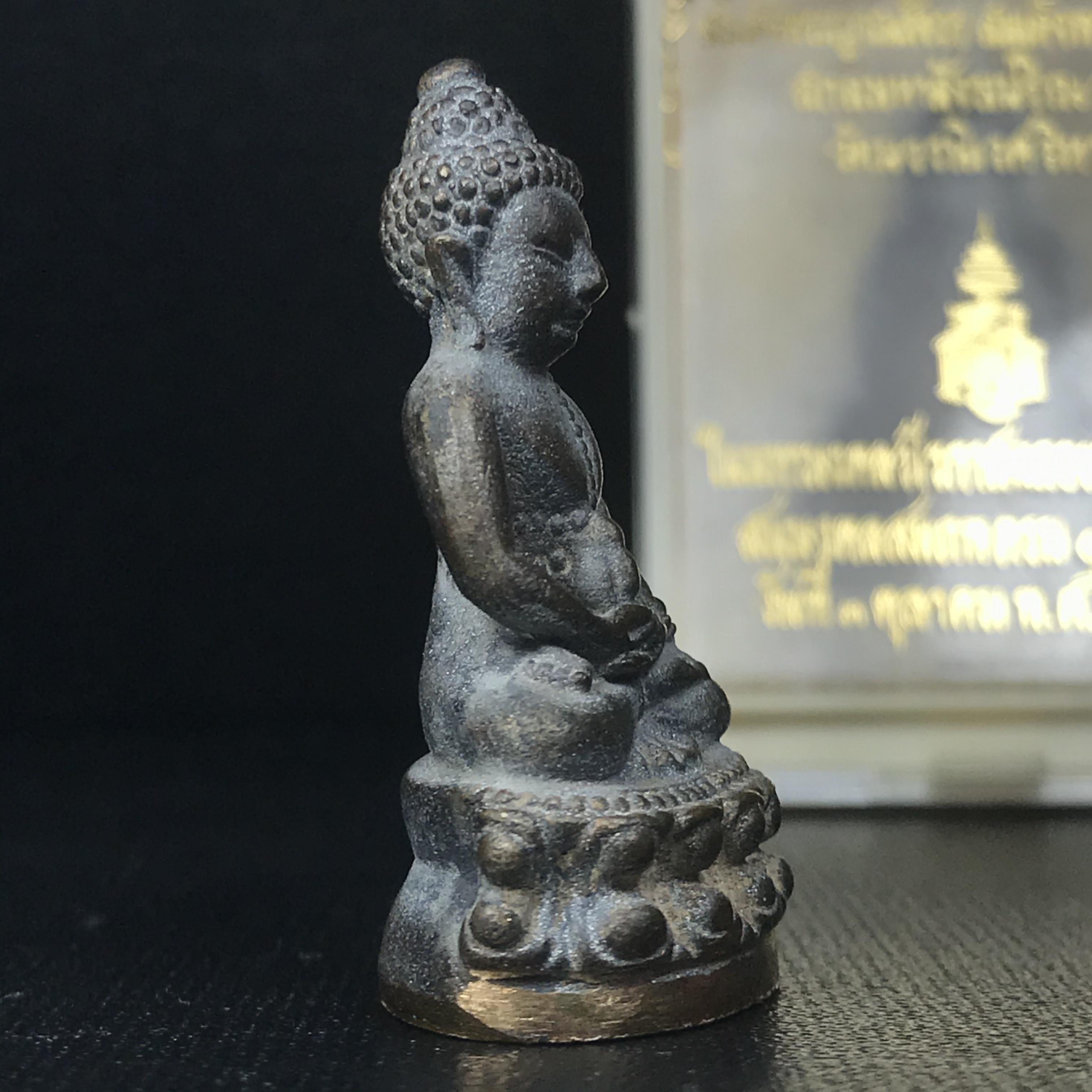 พระกริ่งชินบัญชรฉลองพระชันษา 100 ปี สมเด็จพระญาณสังวร วัดบวรนิเวศวิหาร ปี 2556 เนื้อนวโลหะผสมทองคำก้นทองแดง พิธีใหญ่ มวลสารเด่น นิยม(1 ใน 2556 องค์)