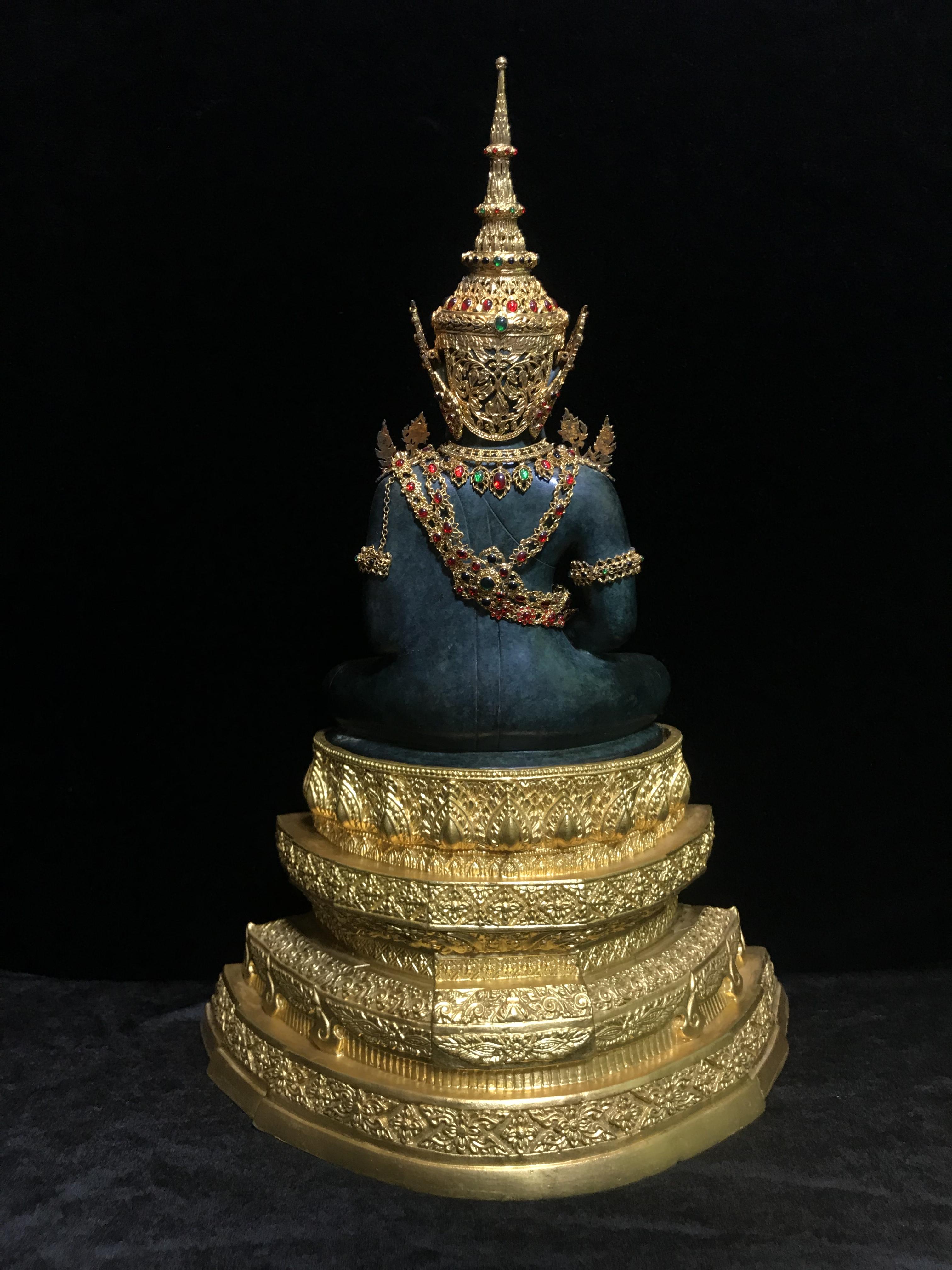 พระพุทธมหามณีรัตนปฏิมากร จำลอง (พระแก้วมรกต) ขนาดบูชาหน้าตัก 5 นิ้ว ตราสัญลักษณ์ ภ.ป.ร. รุ่นแรก ปี2547 เนื้อนวโลหะเคลือบสีเขียว(เครื่องทรงนวโลหะชุบทอง)