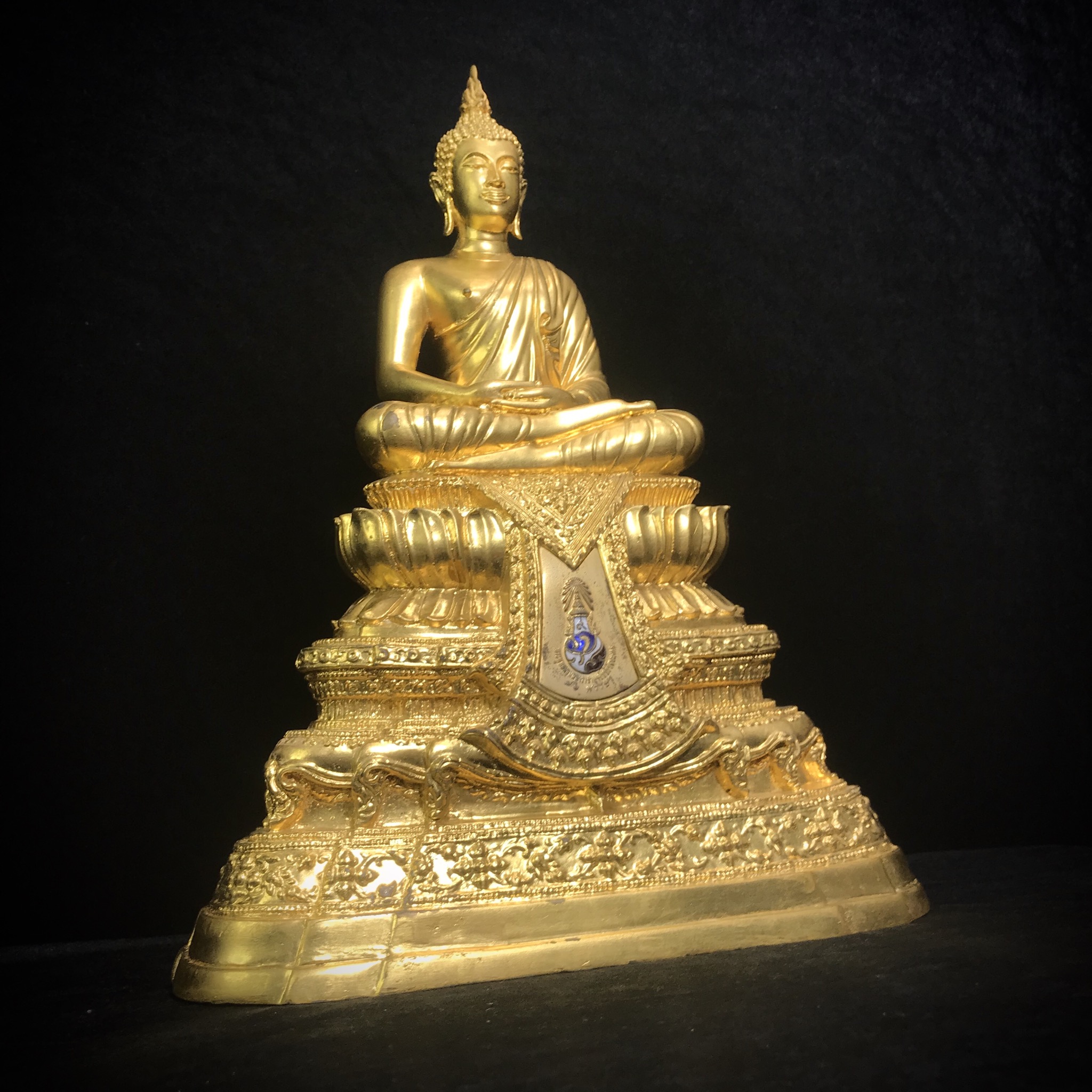 พระพุทธนวมมหาราชายุจฉับปริวัตนมงคล ภปร. พระบาทสมเด็จพระเจ้าอยู่ห้วรัชกาลที่9 เนื่องในวโรกาสเฉลิมพระชนมพรรษา 6 รอบ ( 72 พรรษา )ปี 2542 โดยสำนักนายกรัฐมนตรี หน้าตัก 5นิ้ว(พิธีใหญ่ พุทธศิลป์สวย งดงาม)