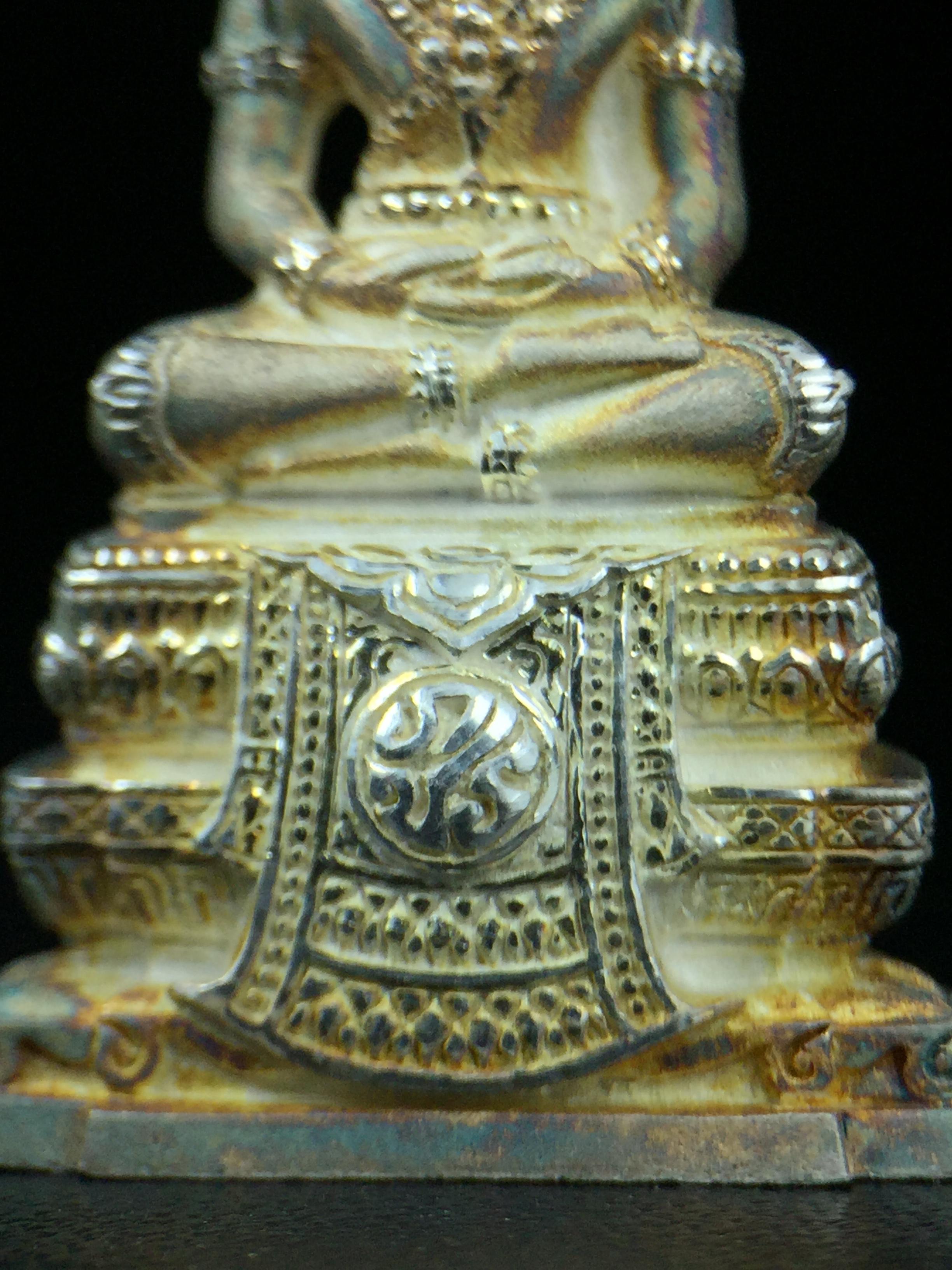 พระแก้วมรกต ภปร. ปี2547 จัดสร้างโดย รพ.ภูมิพลฯ ลอยองค์ หน้าตัก 1/2 นิ้ว เนื้อเงิน(สภาพผิวเดิมขึ้นสีรุ้งธรรมชาติ แบบนิยม สวยมากๆเสน่ห์พระเนื้อเงิน สีสันที่ธรรมชาติสรรค์สร้าง) งดงามทรงคุณค่าอีกหนึ่งรุ่นยอดนิยม หายาก(1ใน3000องค์)