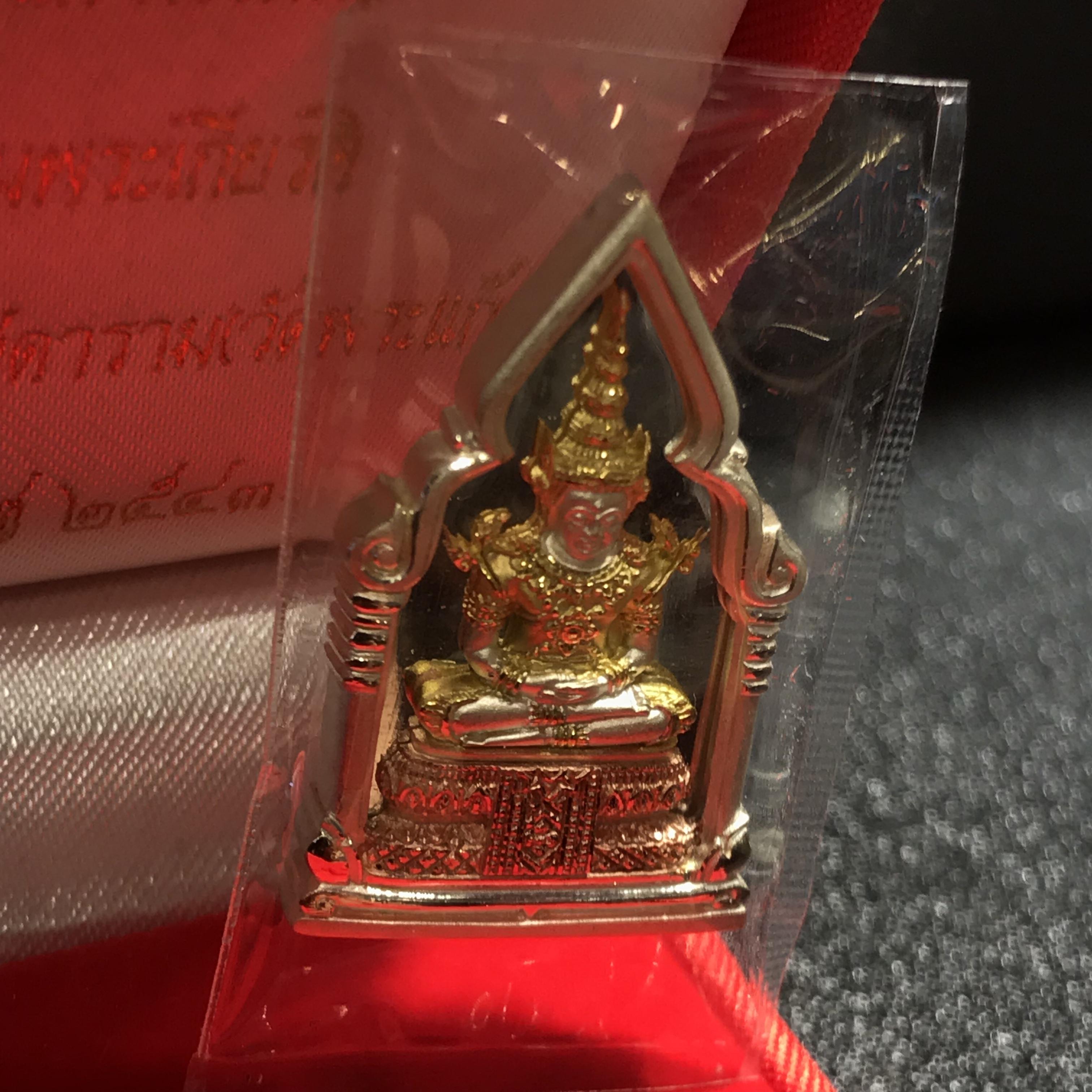 พระพุทธมหามณีรัตนปฎิมากร(พระแก้วมรกต)รุ่น เฉลิมพระเกียรติ วัดพระศรีรัตนศาสดารามราม(วัดพระแก้ว) ปี2543 เนื้อเงินสามกษัตริย์พิมพ์ซุ้มกนกใหญ่ สภาพสวยซีนเดิมกล่องครบ