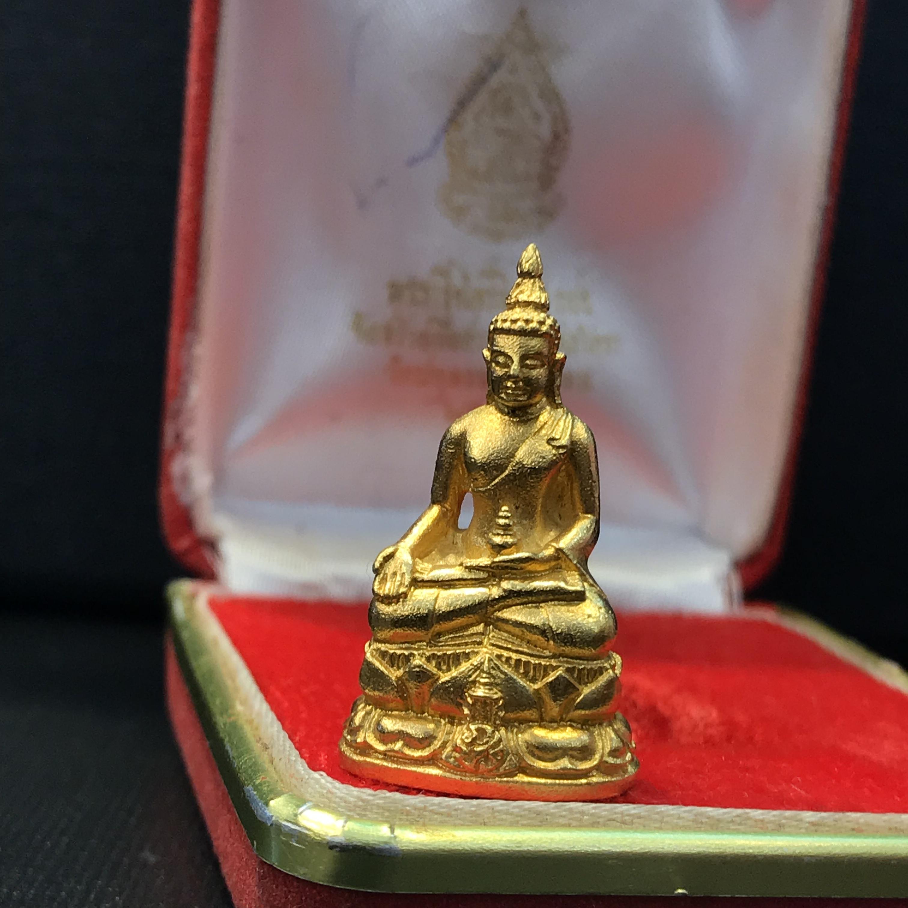 พระกริ่งไพรีพินาศ ภปร. รุ่นแรกของประเทศไทย วัดปทุมวนาราม เนื้อทองคำ ปี2535(ในหลวงรัชกาลที่9เสด็จเททอง)(สภาพสวยเดิมครบสมบูรณ์)