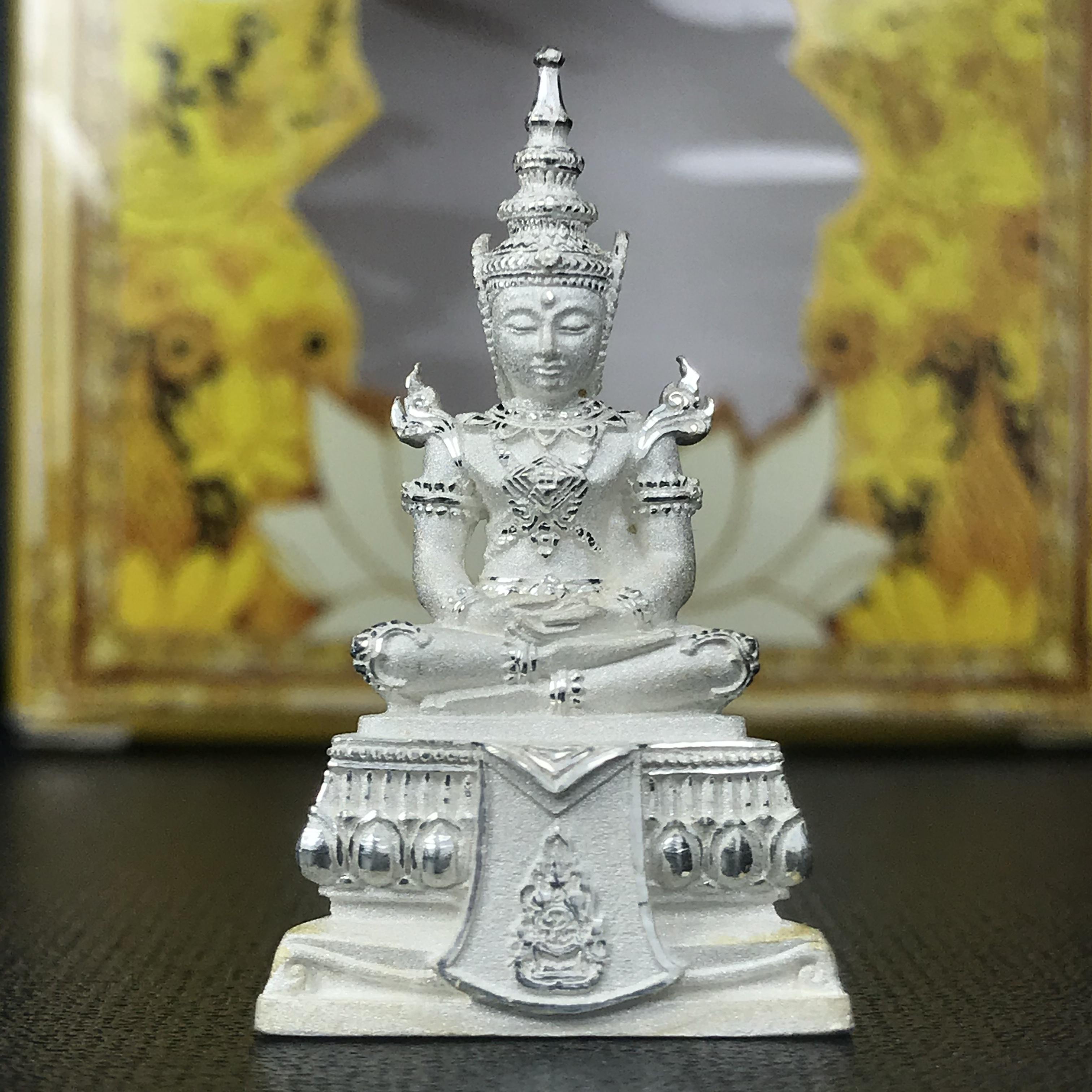 พระแก้วมรกต(จำลอง)ลอยองค์ ขนาดหน้าตัก 1/2 นิ้ว ทรงเครื่องฤดูร้อน เนื้อเงิน ตราสัญลักษณ์ฉลองสิริราชสมบัติ ครบ 60 ปี พ.ศ.2549(สภาพสวย ครบ สมบูรณ์))