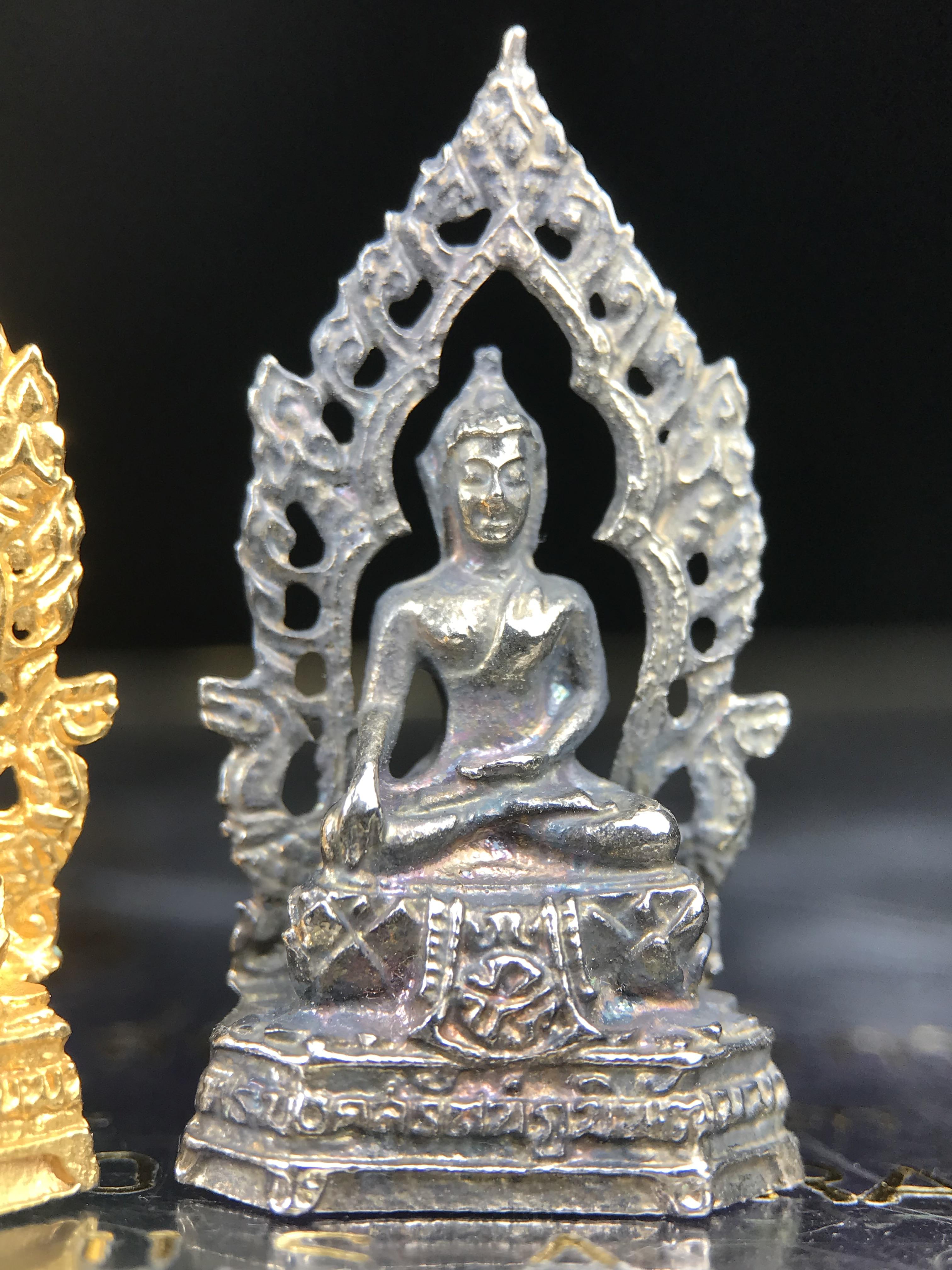 ชุดวัตถุมงคลพระพุทธมงคลรัตนภูมิพัฒนมหามุนี ภปร. วัดมงคลรัตนาราม วัดไทยในซานฟรานซิสโก สหรัฐอเมริกา ( Sanfrancisco USA.) ปี 2523(ชุดพิเศษกรรมการ 1 ชุด 5 รายการ)หายาก(พิธีใหญ่)หลวงปู่โต๊ะ วัดประดู่ฉิมพลี พร้อมเกจิอาจารย์ในยุคอีก ๑๐๘ รูปนั่งปรกอธิษฐานจิต