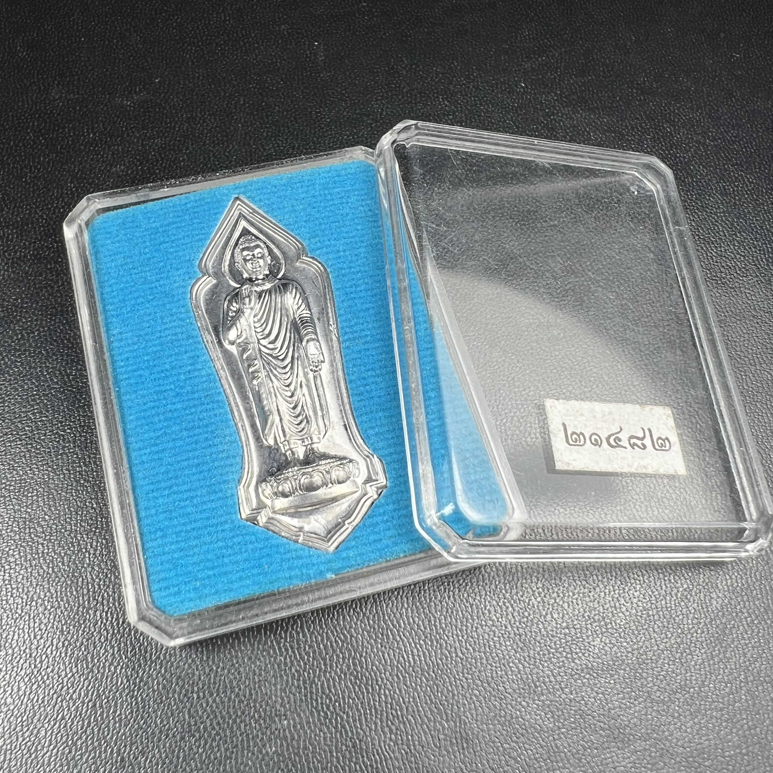 เหรียญที่ระลึกพระพุทธเมตตาประชาไทยไตรโลกนาถคันธารราฐอนุสรณ์ หลัง ภปร. และ สก. วัดทิพย์สุคนธาราม จ.กาญจนบุรี ปี 2558 เนื้อชิน(ตะกั่ว) ขนาดสูง 4.6 ซม. ที่ระลึก ร.9 พระชนมพรรษาครบ 7 รอบ และ สมเด็จพระราชินี พระชนมพรรษา 80 พรรษา พิธีใหญ่