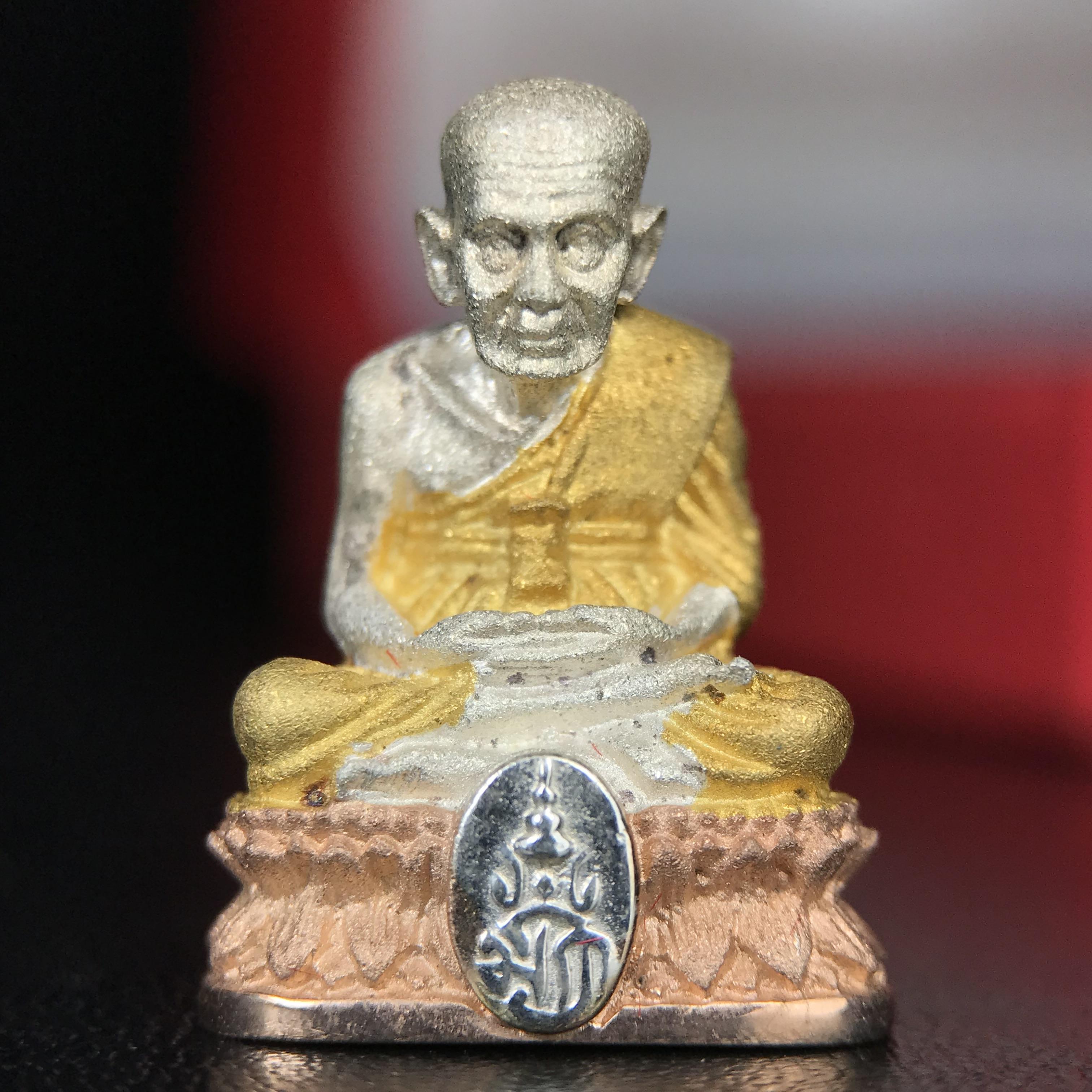 สมเด็จหลวงปู่ทวด วัดช้างให้ รุ่น เฉลิมพระเกียรติ ตราสัญลักษณ์ มวก. พิมพ์ลอยองค์เนื้อเงิน-สามกษัตริย์ ปี 2544 พิธีพุทธาภิเษกใหญ่ ณ อุโบสถวัดช้างให้และอุโบสถวัดพระศรีรัตนศาสดาราม ( วัดพระแก้ว )โดยนิมนต์เกจิชื่อดังสายใต้ทั้งหมดจำนวน 108 รูป