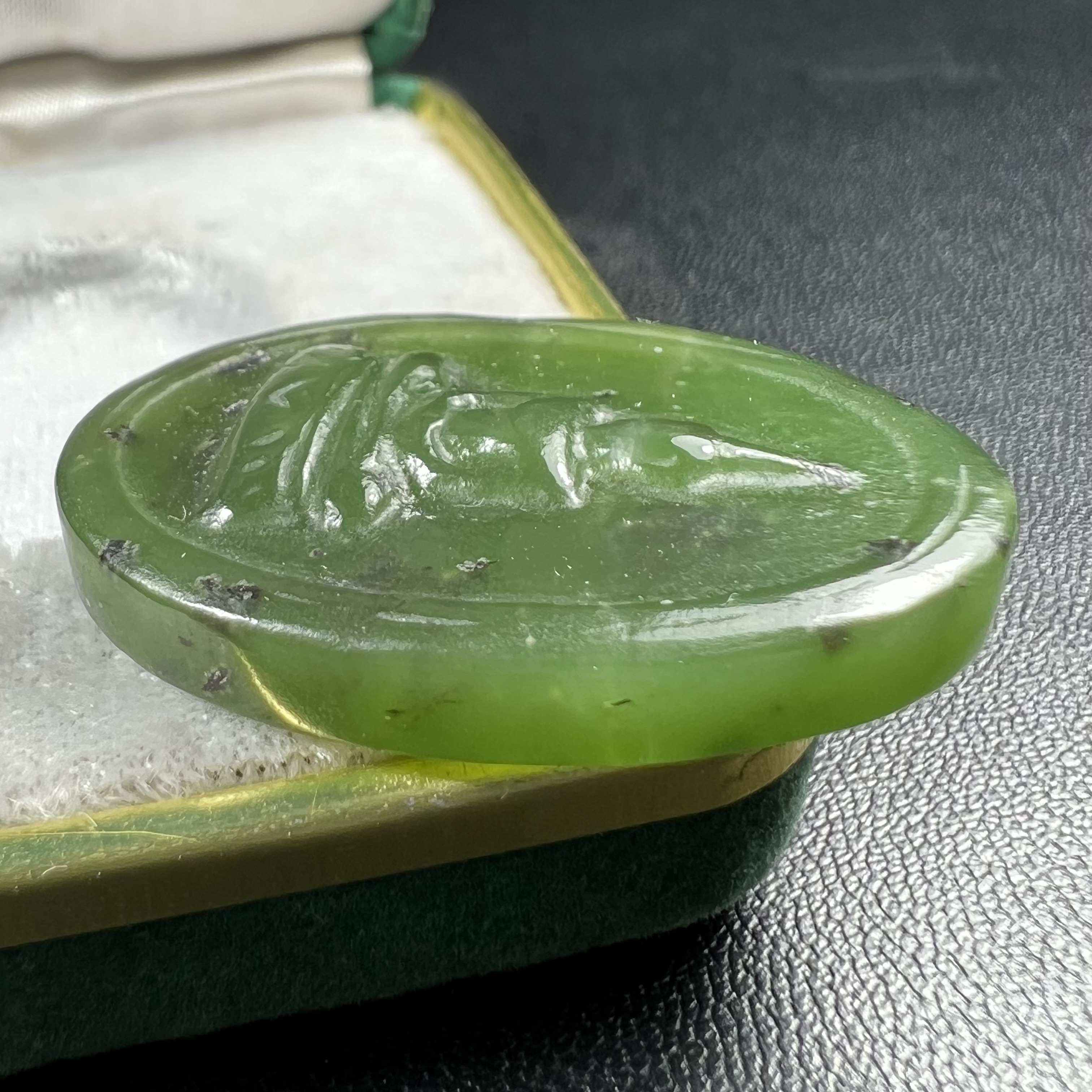 เหรียญหยกพระแก้วมรกต ชนิดกลมรูปไข่ วัดพระแก้วเชียงราย ปี 2534 ที่ระลึก 90 พรรษา สมเด็จย่า (ในหลวงรัชกาลที่9เสด็จเจิมพระสุหร่ายในพิธี)1 ใน 2534 องค์(หายาก)สุดยอดมงคลอีกหนึ่งรายการที่แนะนำ สภาพผิวหยกสวยมาพร้อมกล่องบรรจุเดิมครบสมบูรณ์