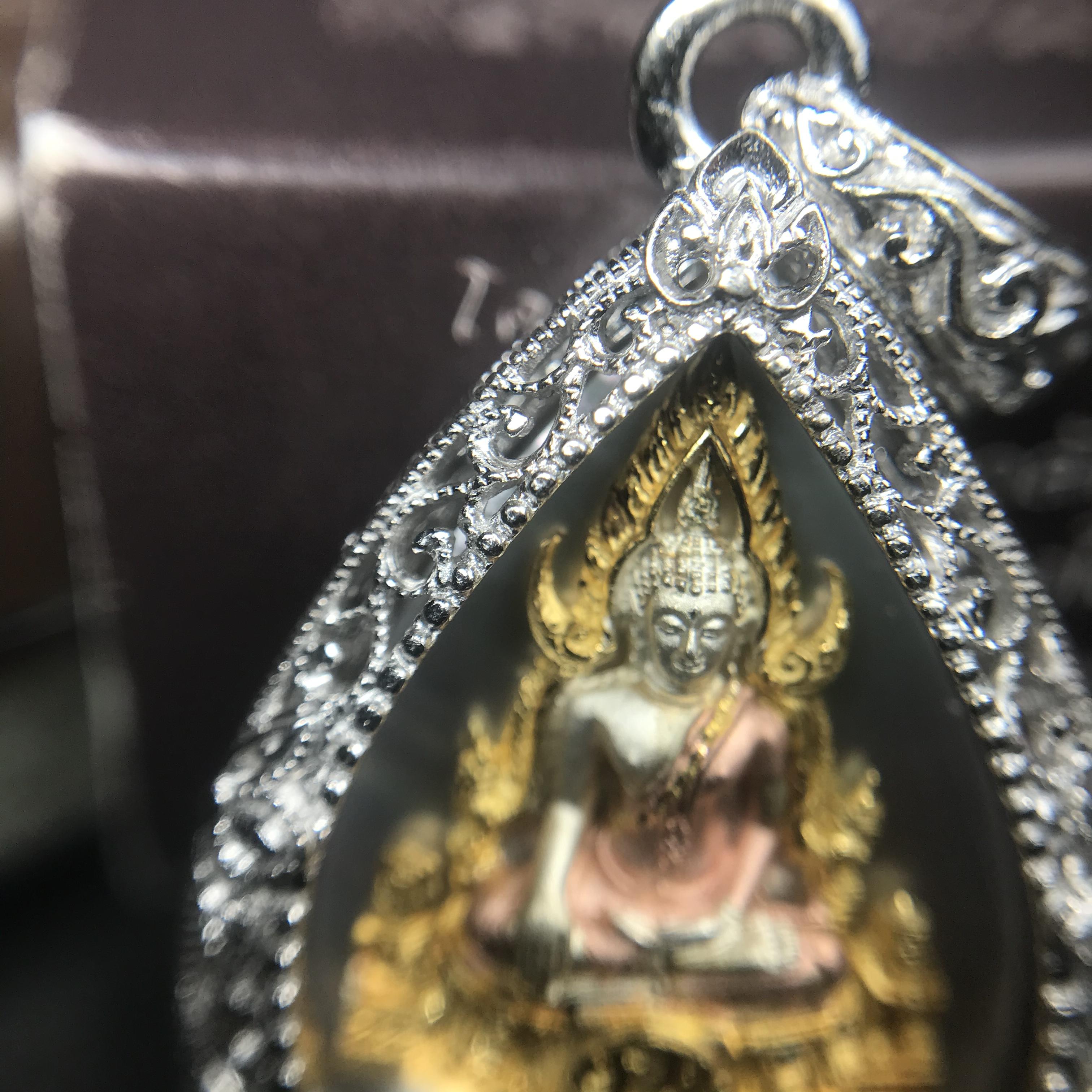 พระพุทธชินราช ภปร. โครงการ "เพราะแผ่นดินนี้ คือ แผ่นดินเกิด" ปี2548(รุ่นแรก) เหรียญทรงใบโพธิ์ ขนาด 21 x 29 มม. เนื้อเงินสามกษัตริย์ องค์พระชุบสามกษัตริย์ ล้อมด้วยกรอบเงินชุบทองคำขาวสลักเสลาเป็นลวดลายละเอียดอ่อน ส่วนพื้นองค์พระเป็นเปลือกหอยมุข