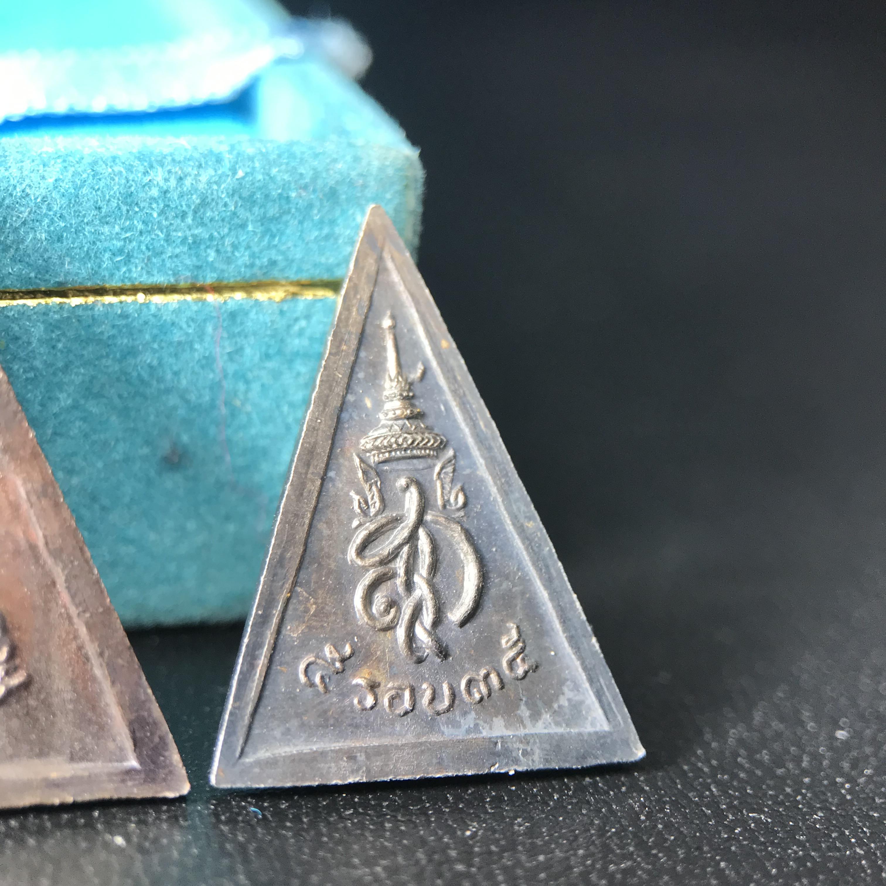 พระไพรีพินาศ สก. ปี 2535พิธีมหาพุทธาภิเษก ณ วัดบวรนิเวศวิหาร เฉลิมพระเกียรติ สมเด็จพระนางเจ้าสิริกิติ์ พระบรมราชินีนาถ พระบรมราชชนนีพันปีหลวง 5 รอบ 60 พรรษา12 สิงหาคม 2535 ชุดพิเศษ 5 รายการ ครบชุดพร้อมกล่องบรรจุเดิม