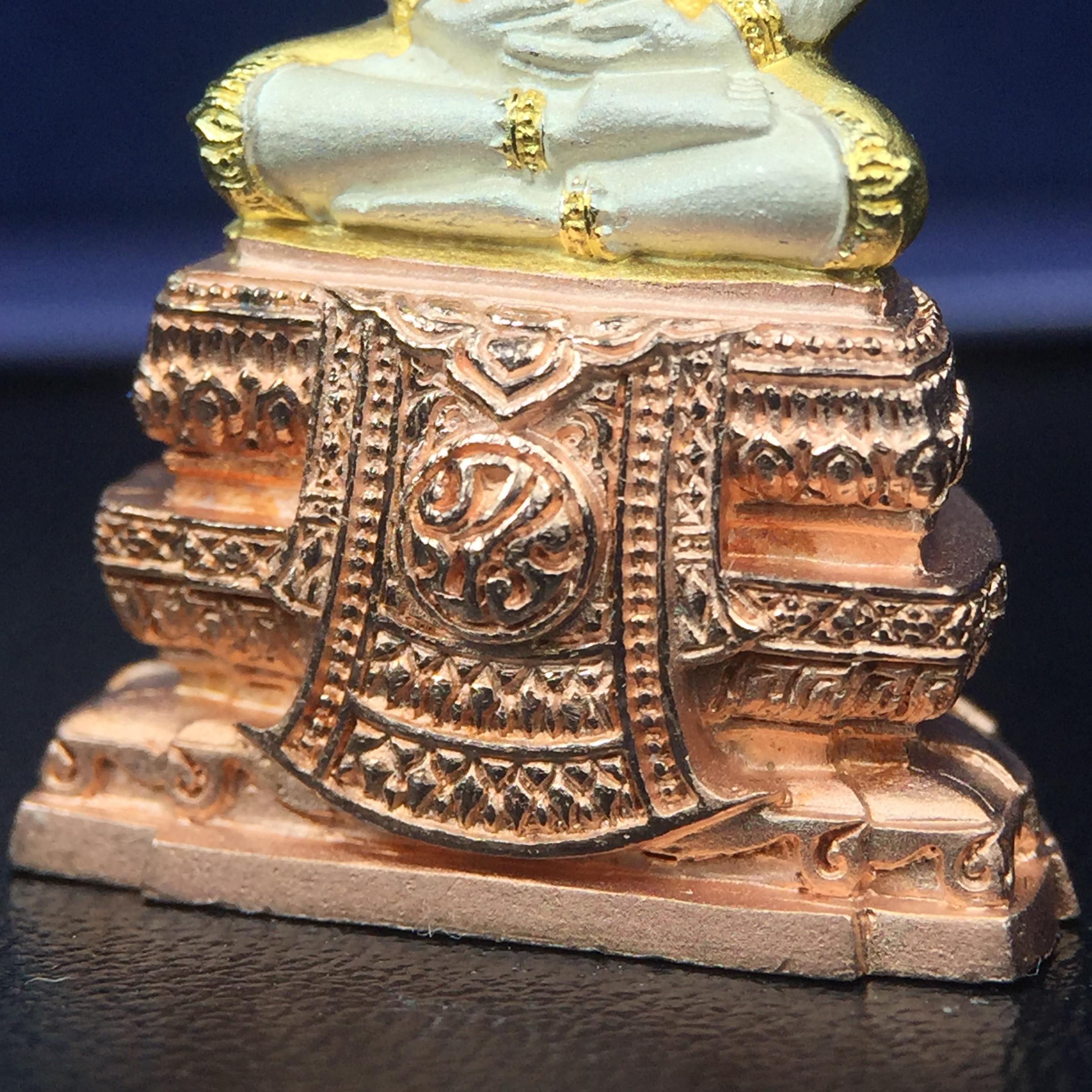 พระแก้วมรกต ภปร. ปี2547 จัดสร้างโดย รพ.ภูมิพลฯ เนื้อเงิน (3 กษัตริย์)ลอยองค์ หน้าตัก 1/2 นิ้ว งดงามทรงคุณค่าอีกหนึ่งรุ่นยอดนิยม หายาก(1ใน3000องค์)