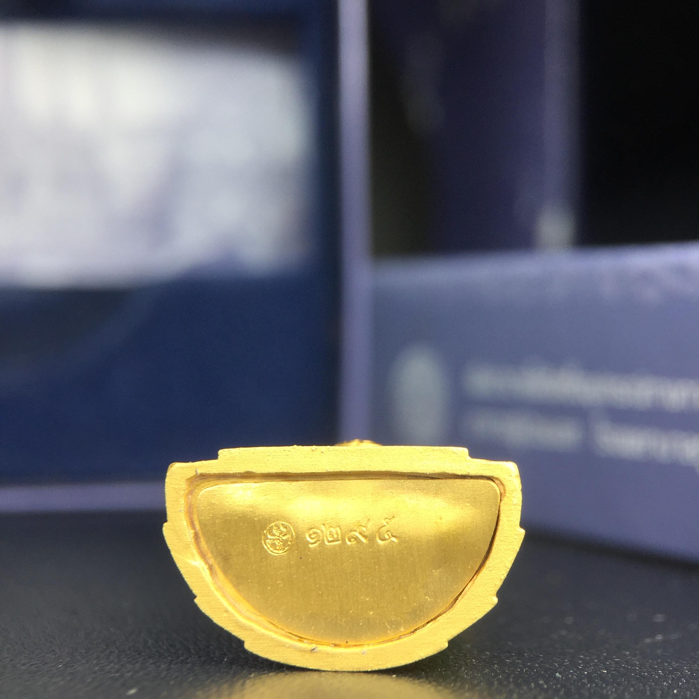 พระแก้วมรกต ภปร. จัดสร้างโดย รพ.ภูมิพลฯ ปี2547 ลอยองค์ขนาดหน้าตัก 1/2 นิ้ว เนื้อเรซิ่นหุ้มทองคำ99.99 งดงามทรงคุณค่าอีกหนึ่งรุ่นยอดนิยม หายาก