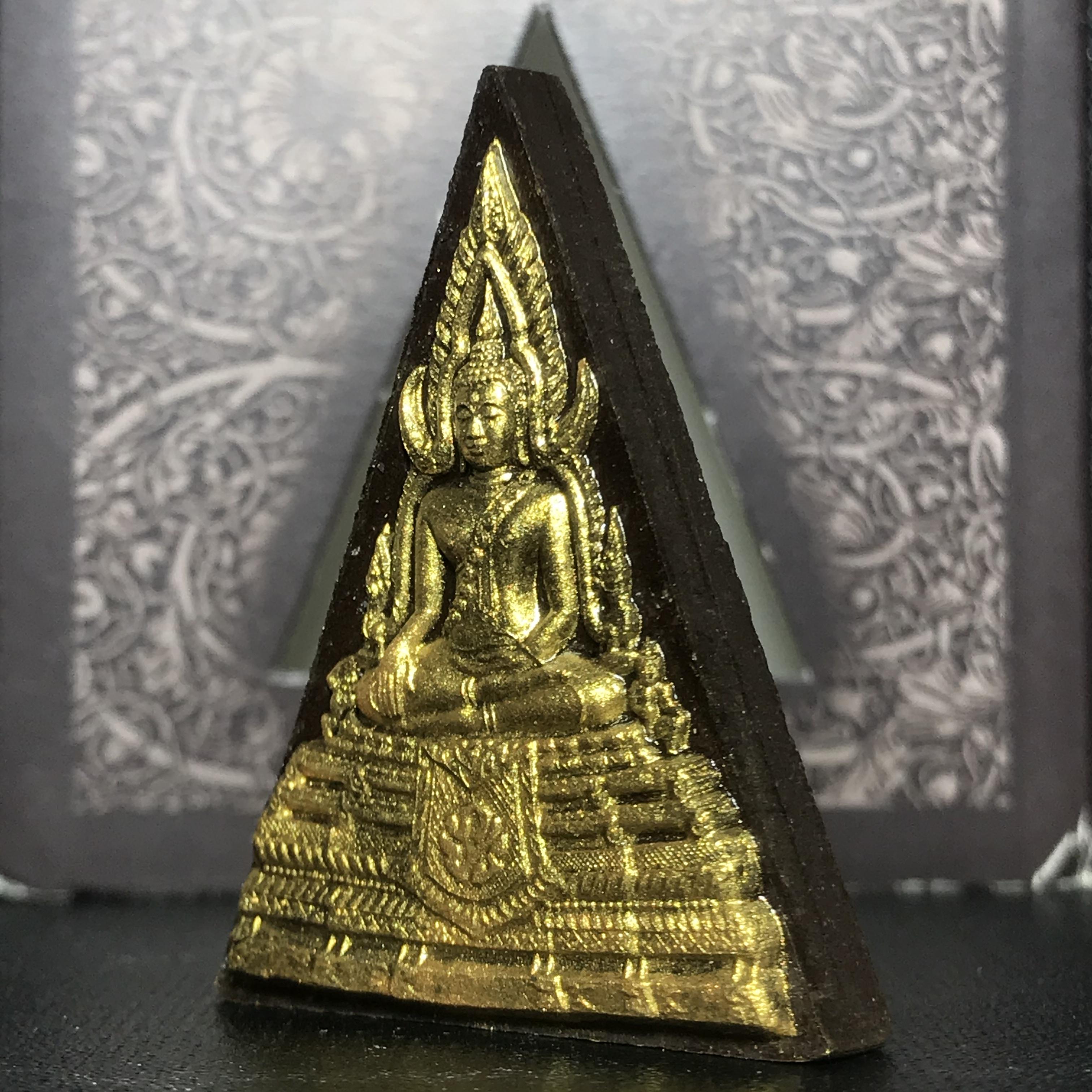 พระพุทธชินราช ภปร. โครงการ "เพราะแผ่นดินนี้ คือ แผ่นดินเกิด" ปี2548(รุ่นแรก) พระผงหลัง ภ.ป.ร. ทองแดง (พระราชทานเส้นพระเจ้า (เส้นผม)และมวลสารจิตรลดา)