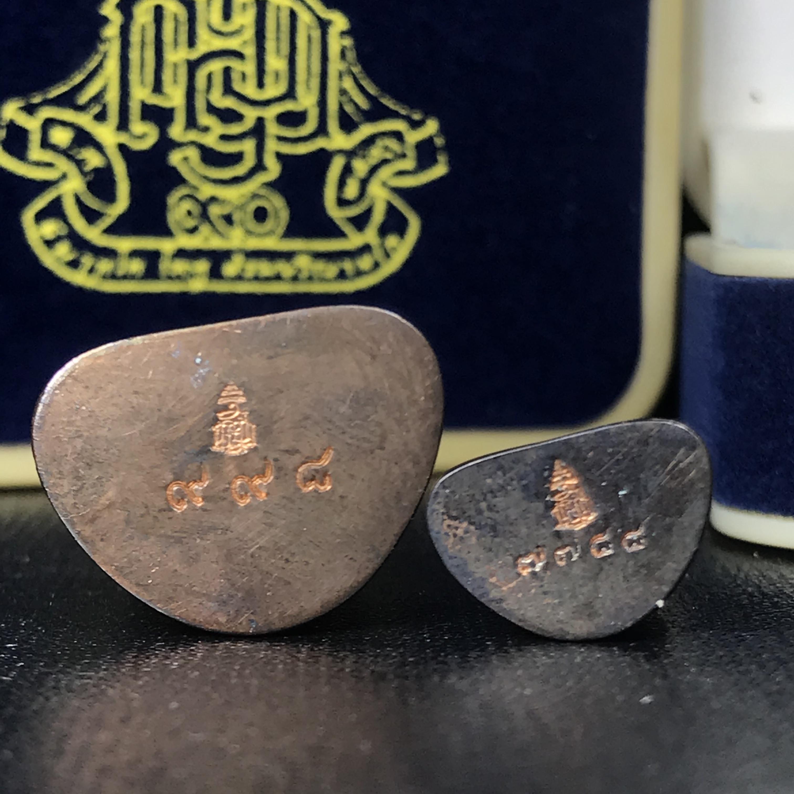 พระรูปเหมือนลอยองค์ สมเด็จพระสังฆราช วัดบวรนิเวศวิหาร รุ่น คชวัตร ปี2546 ที่ระลึกงานฉลองพระชนมายุ 90 พรรษา เนื้อนวโหละ (พิมพ์ใหญ่หน้าตัก 1.5ซม.+พิมพ์เล็กหน้าตัก1 ซม.)รวม1 ชุด 2 องค์