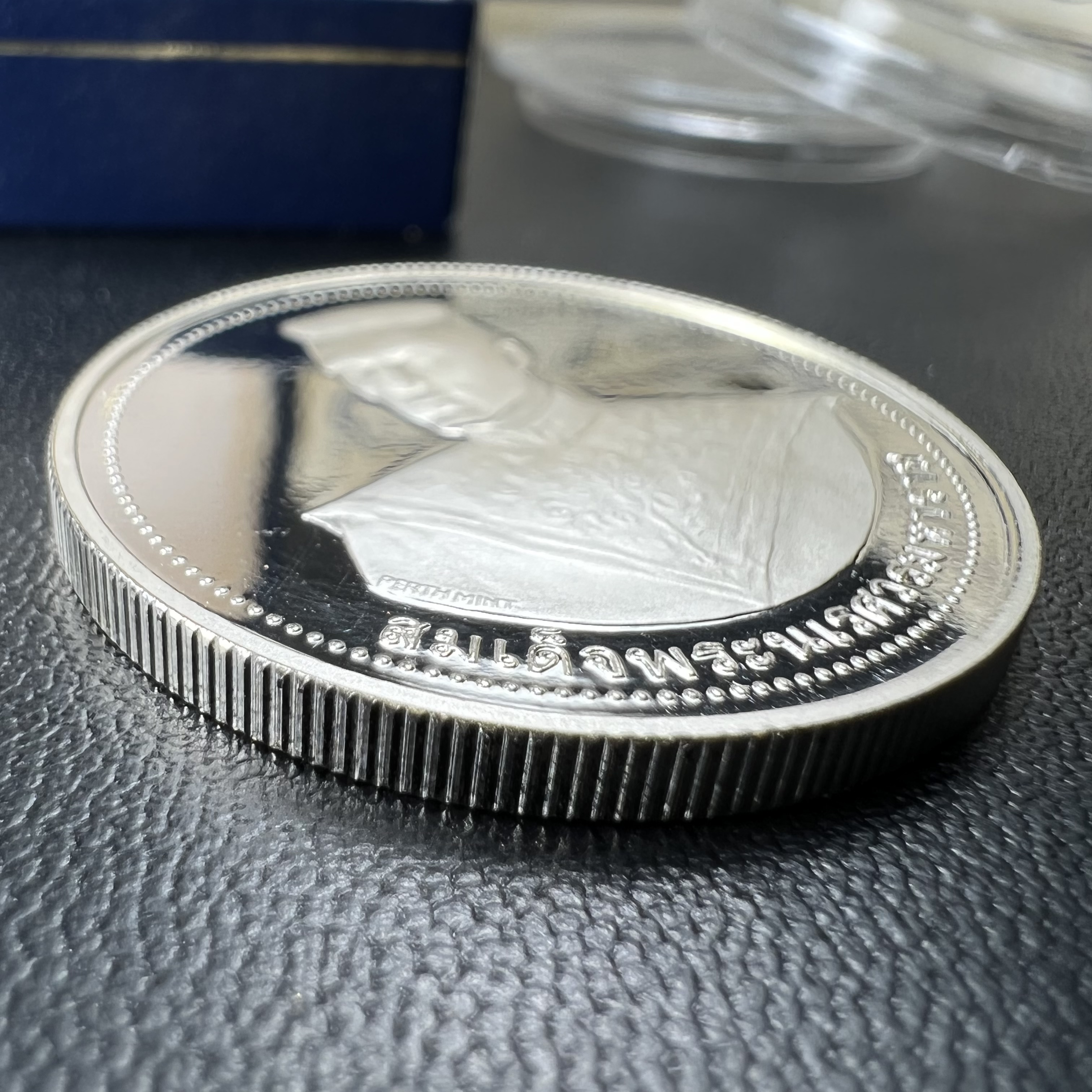 เหรียญสมเด็จพระนเรศวรมหาราช-พระพุทธชินราช รุ่นกองทุนสร้างอาคารเรียนวิทยาลัยสงฆ์ วัดพระศรีรัตนมหาธาตุ ปี 2536 เนื้อเงินขัดเงา บล็อกนอก เพิร์ธ ประเทศออสเตรเลีย(PERTH MINT)กล่องบรรจุเดิมใบรับรองพร้อมสวยงาม