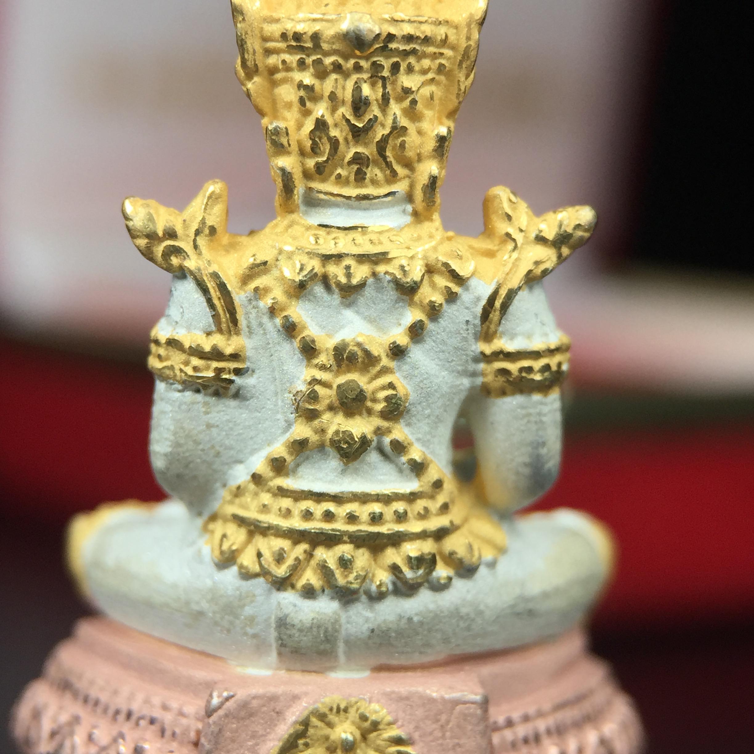 พระพุทธมหามณีรัตนปฏิมากร (พระแก้วมรกต) มหาจุฬาลงกรณราชวิทยาลัย(มจร.) วังน้อย พระนครศรีอยุธยา ปี 2543 พิธีมหาพุทธาภิเษก ณ วัดพระศรีรัตนศาสดาราม (วัดพระแก้ว) ในพระบรมมหาราชวัง เนื้อเงินสามกษัตริย์ (ตอกโค๊ตหมายเลข 181)