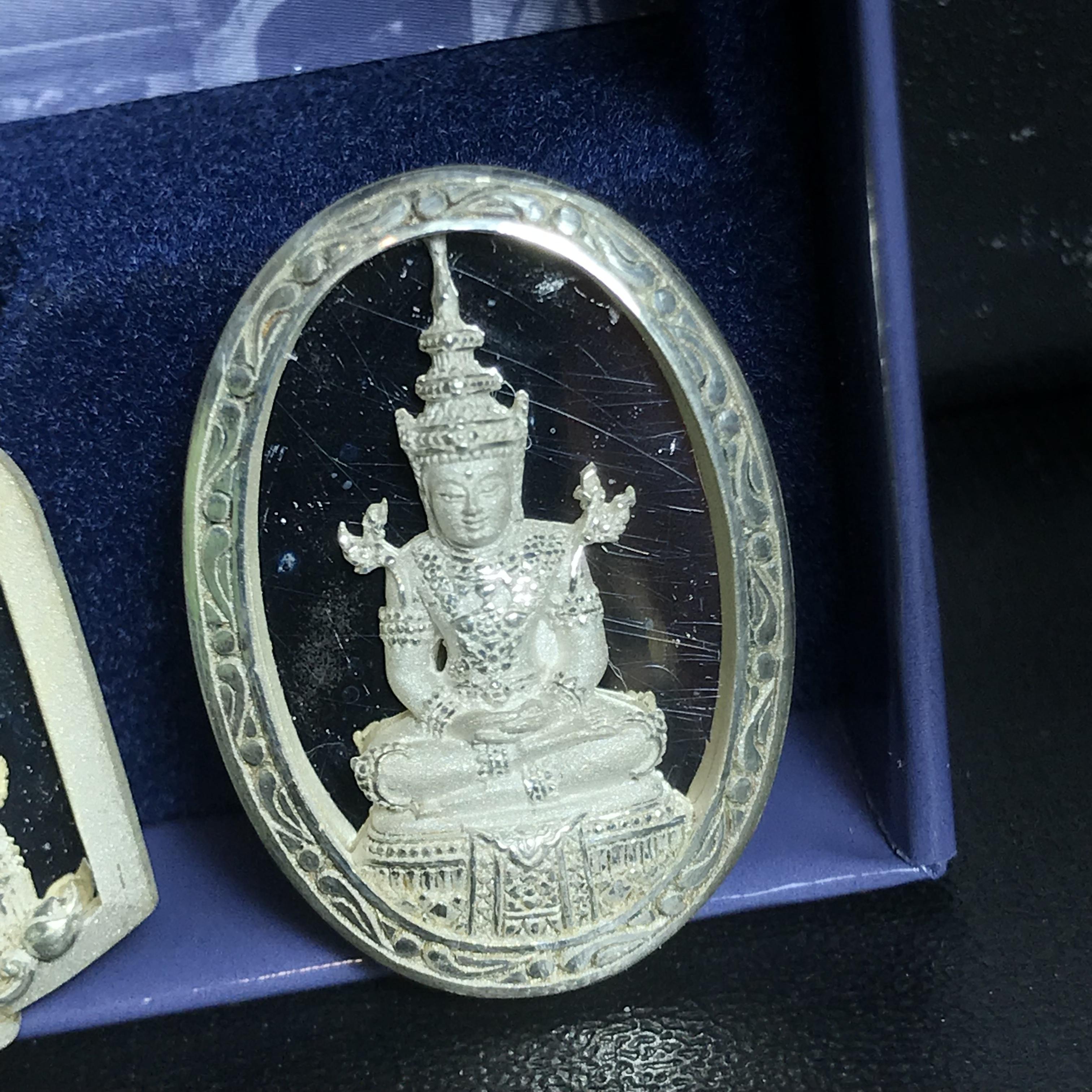 พระแก้วมรกต ภปร. ปี2547 จัดสร้างโดย รพ.ภูมิพลฯ เนื้อเงิน เหรียญทรงดอกบัว+เหรียญทรงซุ้ม+เหรียญทรงกลมรี(ครบ3พิมพ์ชุดเหรียญเนื้อเงิน)(1ใน3000องค์)