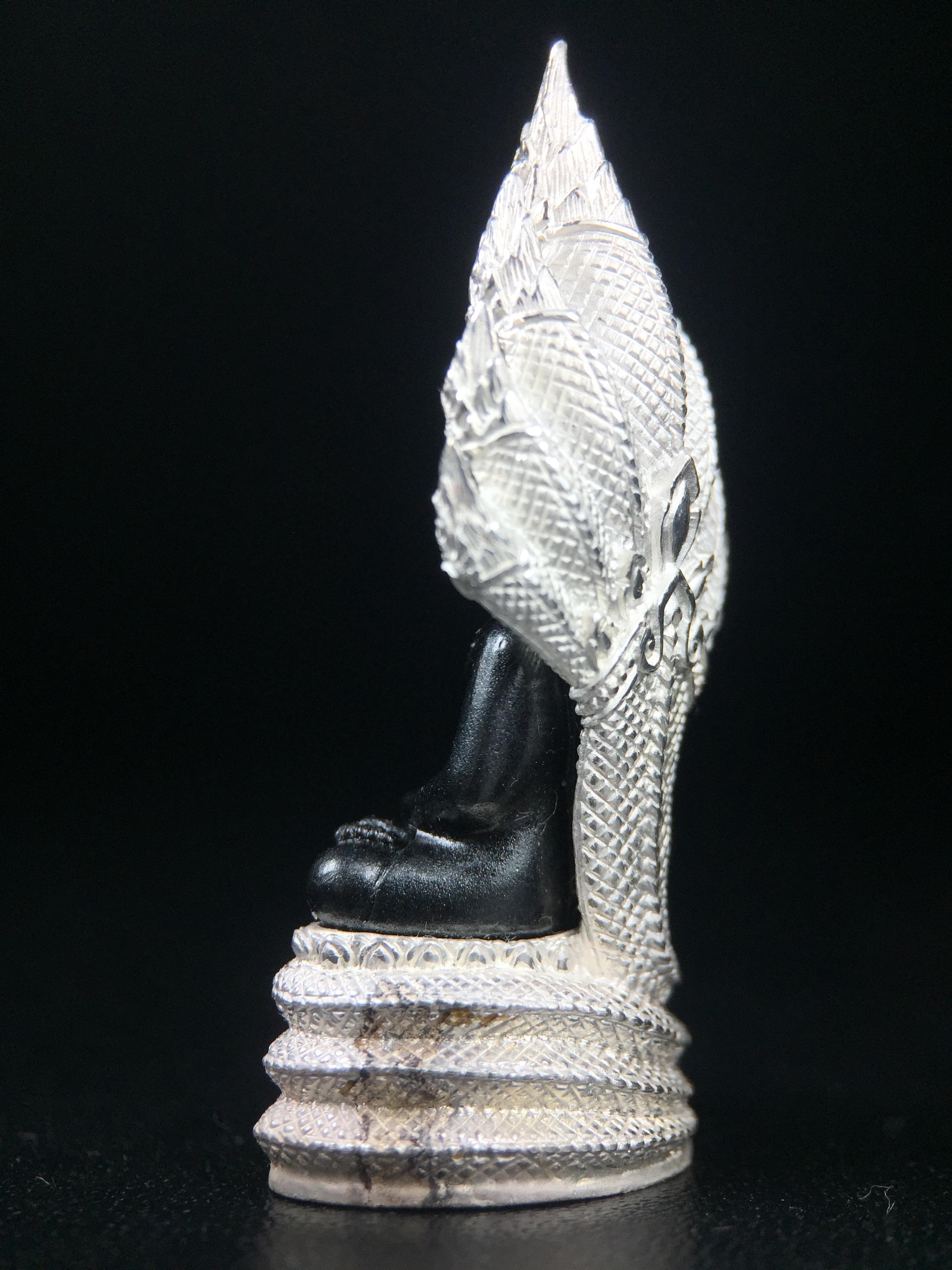 พระนาคปรก สธ. รุ่นสร้างพระอุโบสถเฉลิมพระเกียรติ 4 รอบ 84 พรรษา สมเด็จพระเทพรัตนราชสุดาฯ วัดบวรนิเวศวิหาร ปี 2543 พิมพ์ใหญ่ องค์พระเนื้อนวโลหะ ฐานนาคปรกเนื้อเงิน(สภาพ สวย )พิธีใหญ่ พุทธศิลป์งดงาม หายาก(องค์หมายเลขสวย ๘๓๕) (1 ใน 1999 องค์)