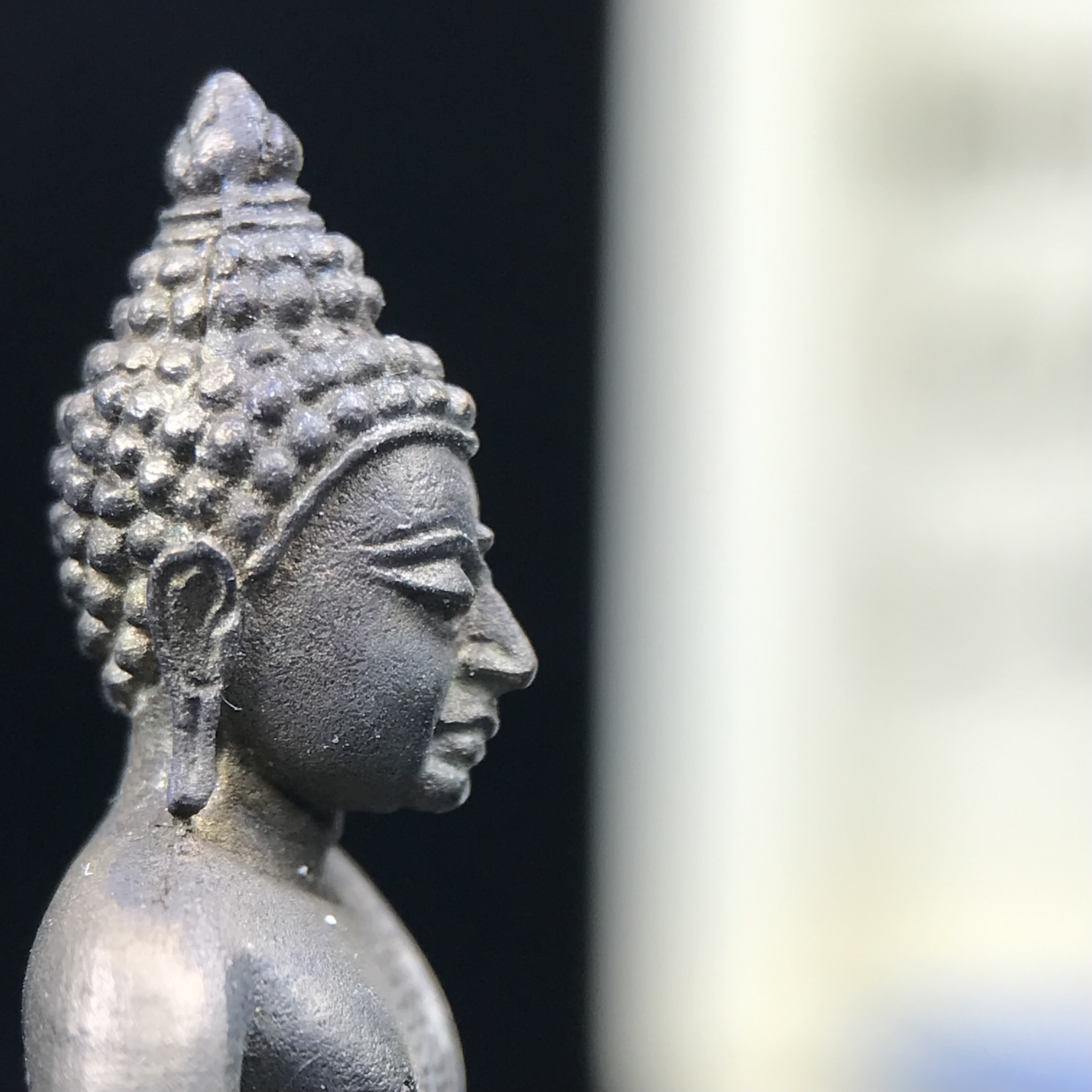 พระกริ่งพิชัยรังสี รุ่นแรก วัดป่าชัยรังสี จ.สมุทรสาคร ปี 2531 เนื้อนวโลหะ ออกแบบโดยนายช่างเกษม มงคลเจริญ ช่างมือหนึ่งแห่งยุค ปลุกเสกโดยพระเกจิอาจารย์ที่มีชื่อเสียงในยุคนั้นมาร่วมพิธีกันหลายรูป พุทธศิลป์ออกแบบได้สวยงดงาม พร้อมกล่องบรรจุเดิมครบ