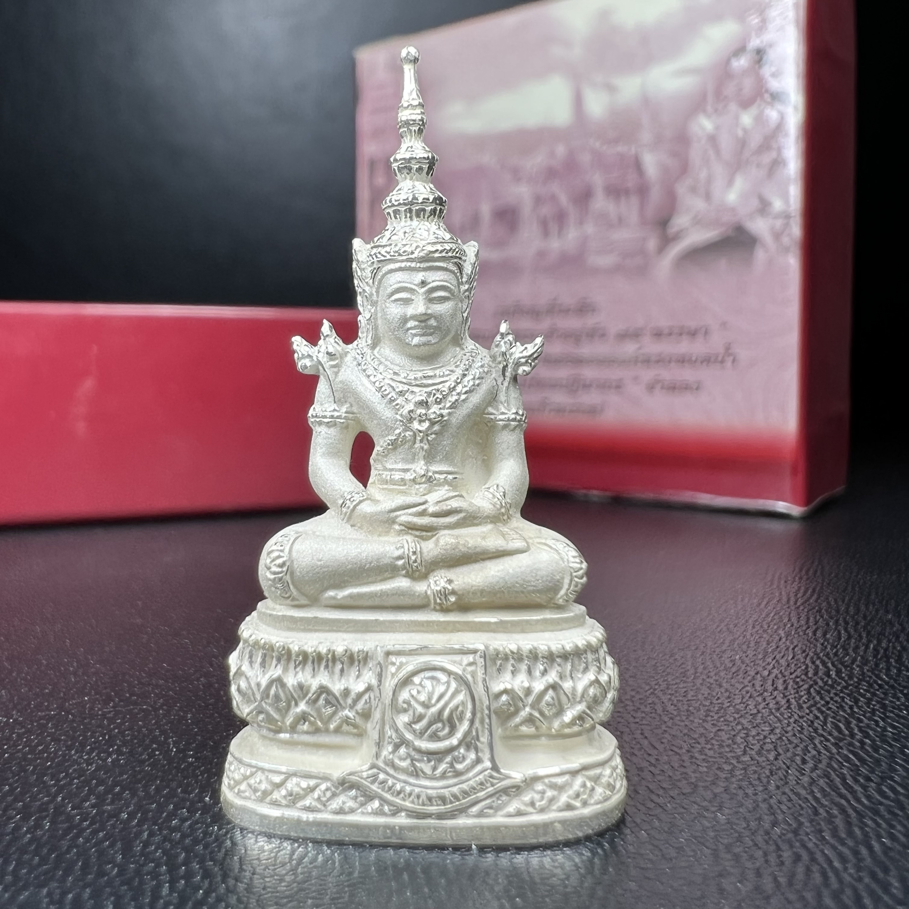 พระแก้วมรกต ภปร.(รุ่นแรก) ปี2545 รุ่นฉลองกรุงรัตนโกสินทร์ครบ 220 ปี พิมพ์ลอยองค์ใหญ่ เนื้อเงินบริสุทธิ์ 92.5% ขนาด 19*35 มม. พร้อมกล่องบรรจุดิม สวยครบสมบูรณ์